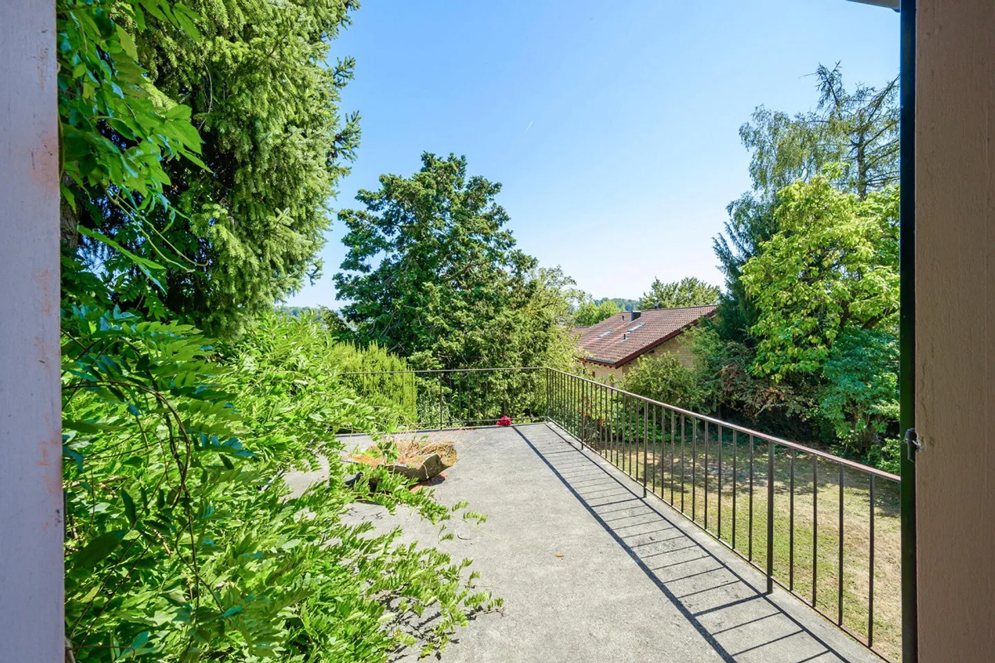 Detached single-family house with plenty of privacy and space for new ideas - Photo 4 of 8
