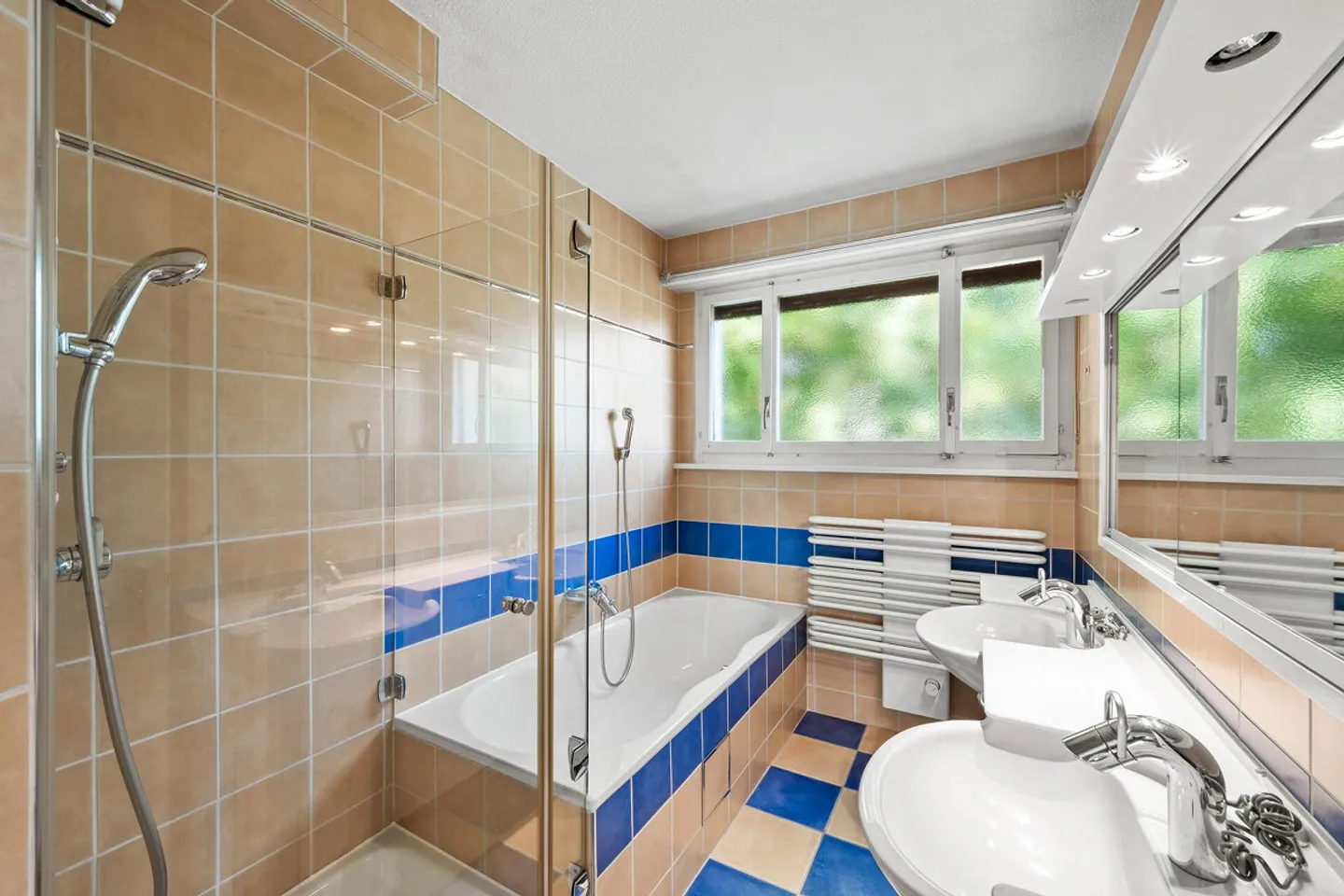 Detached single-family house with plenty of privacy and space for new ideas - Photo 7 of 8