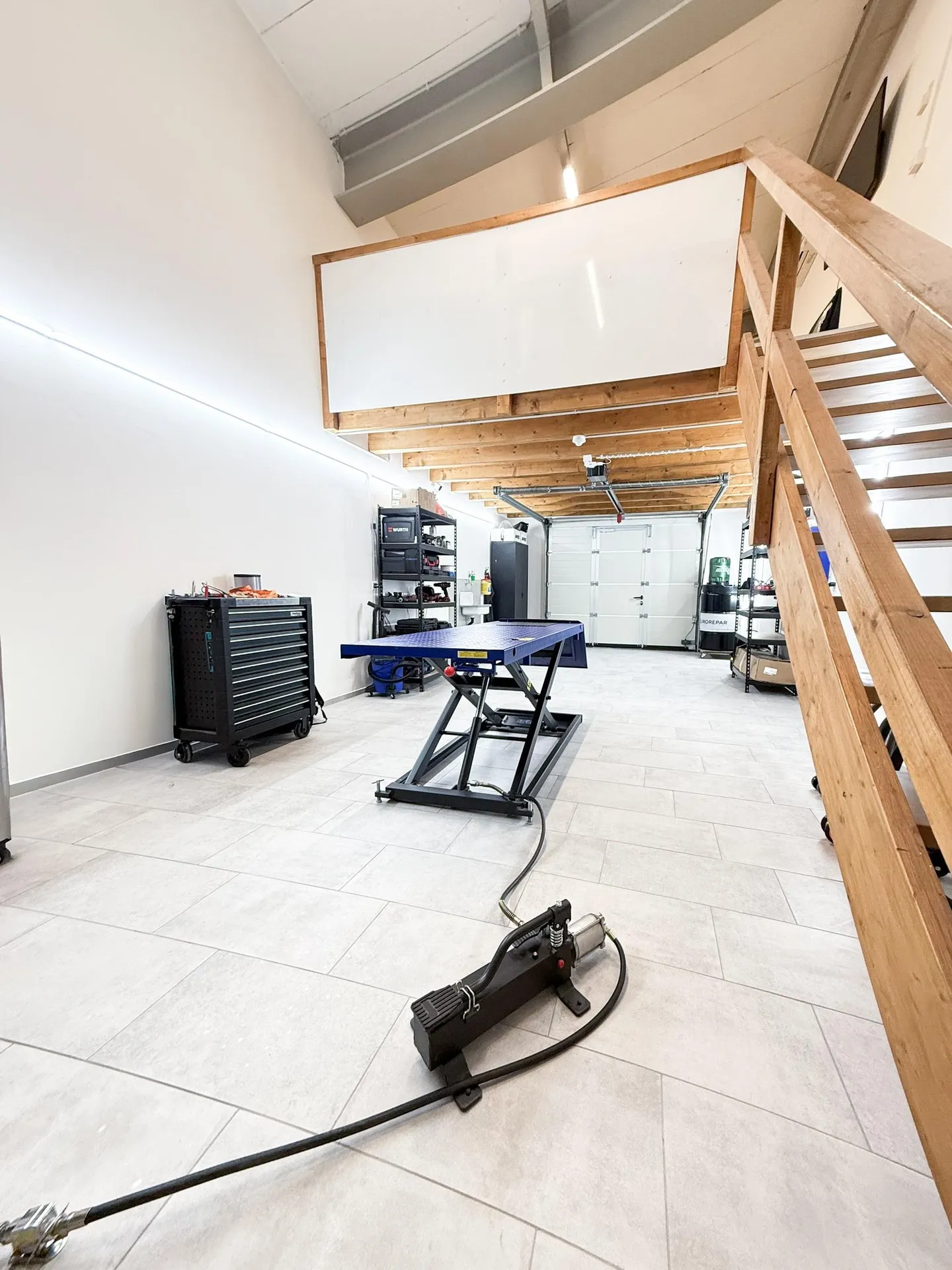 Versatile Garage Box with Top Equipment - Ideal for Motorcycle Lovers - Photo 1 of 3