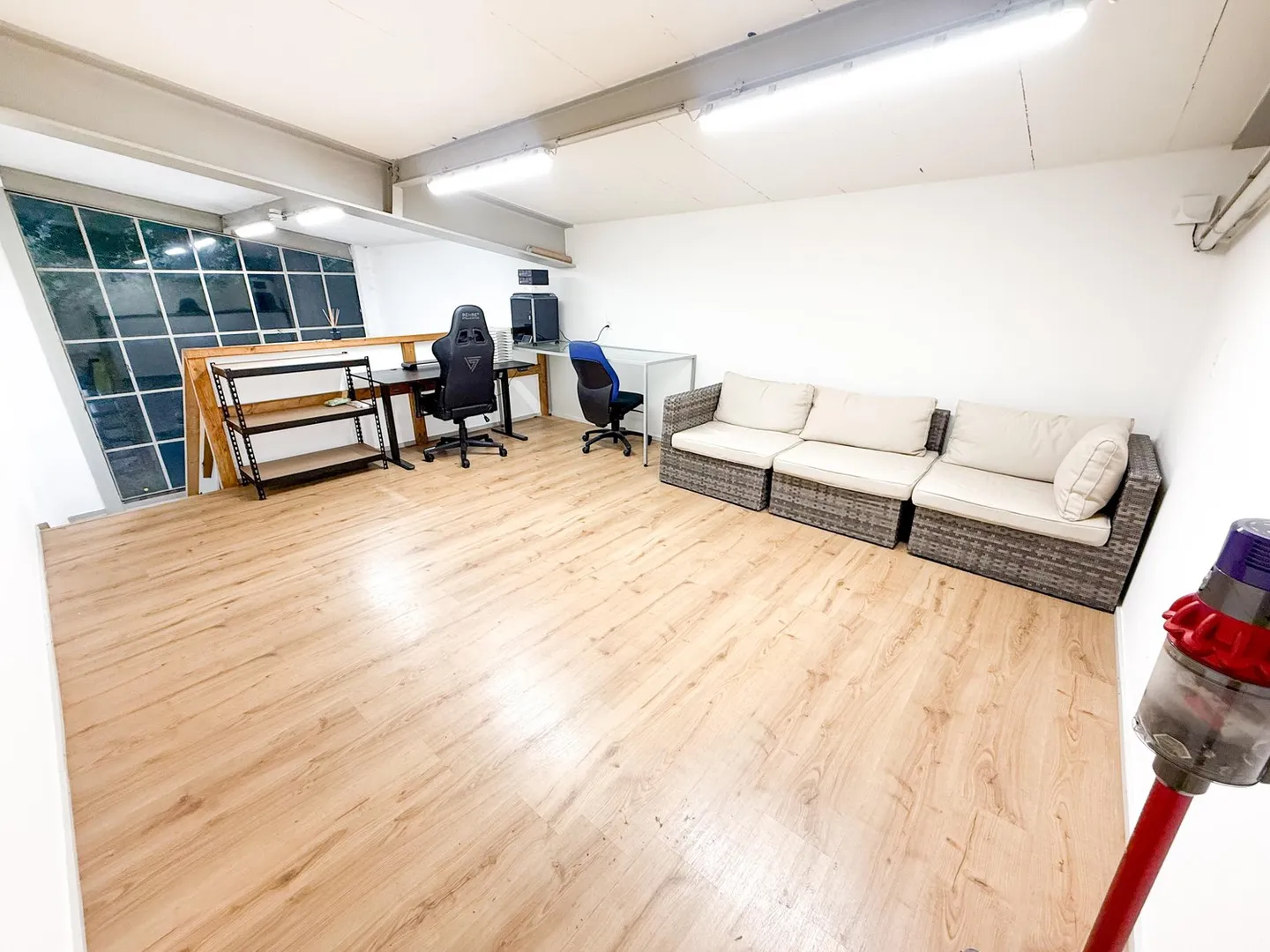 Versatile Garage Box with Top Equipment - Ideal for Motorcycle Lovers - Photo 2 of 3