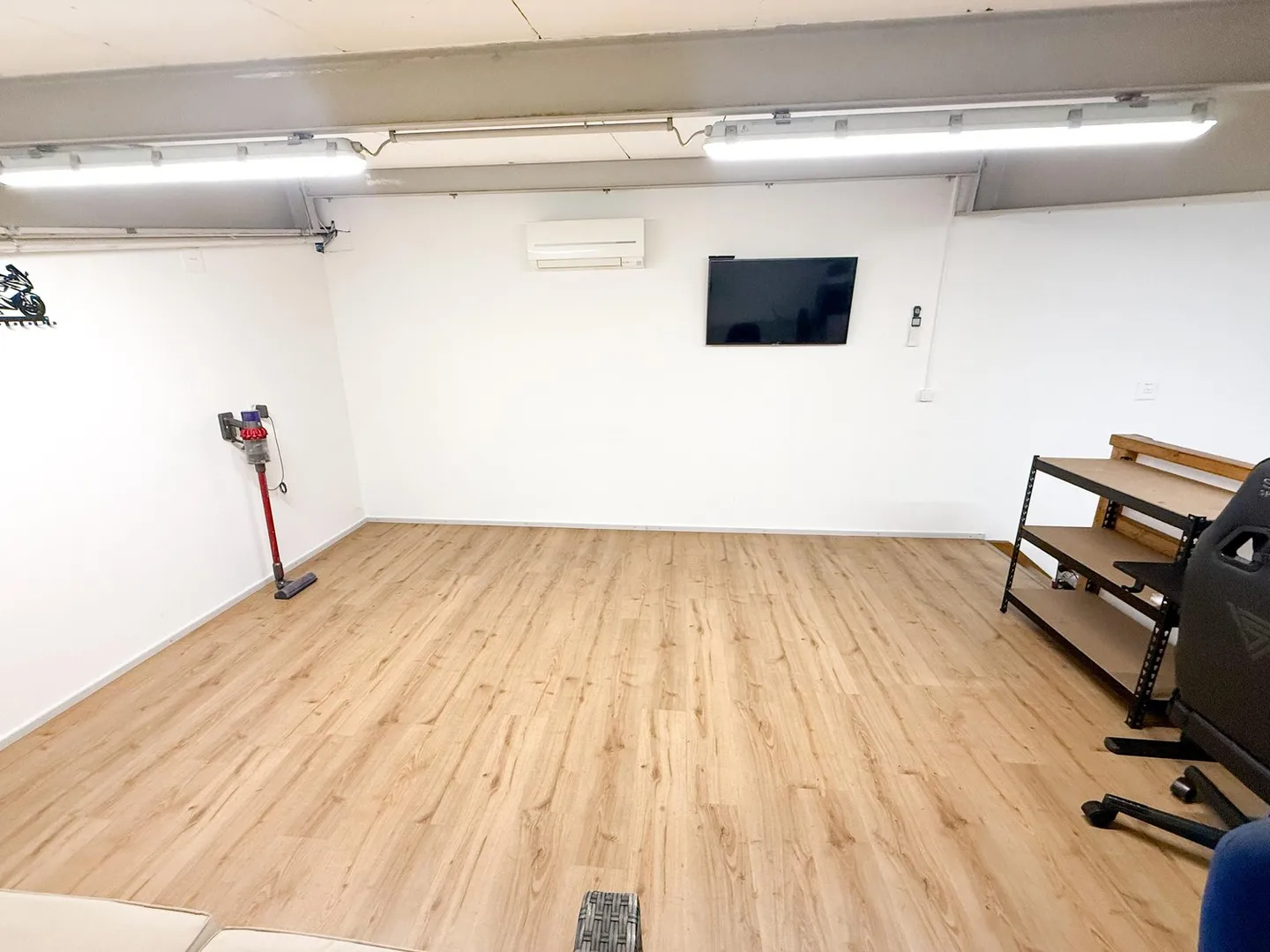 Versatile Garage Box with Top Equipment - Ideal for Motorcycle Lovers - Photo 3 of 3