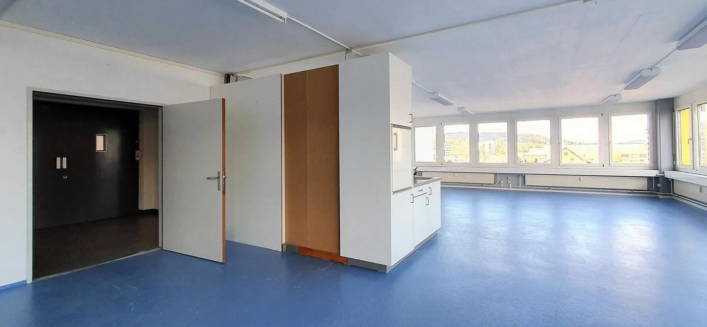 LIGHT-FLOODED OFFICE/COMMERCIAL SPACE (129 m²) on Industriestrasse - Photo 3 of 4