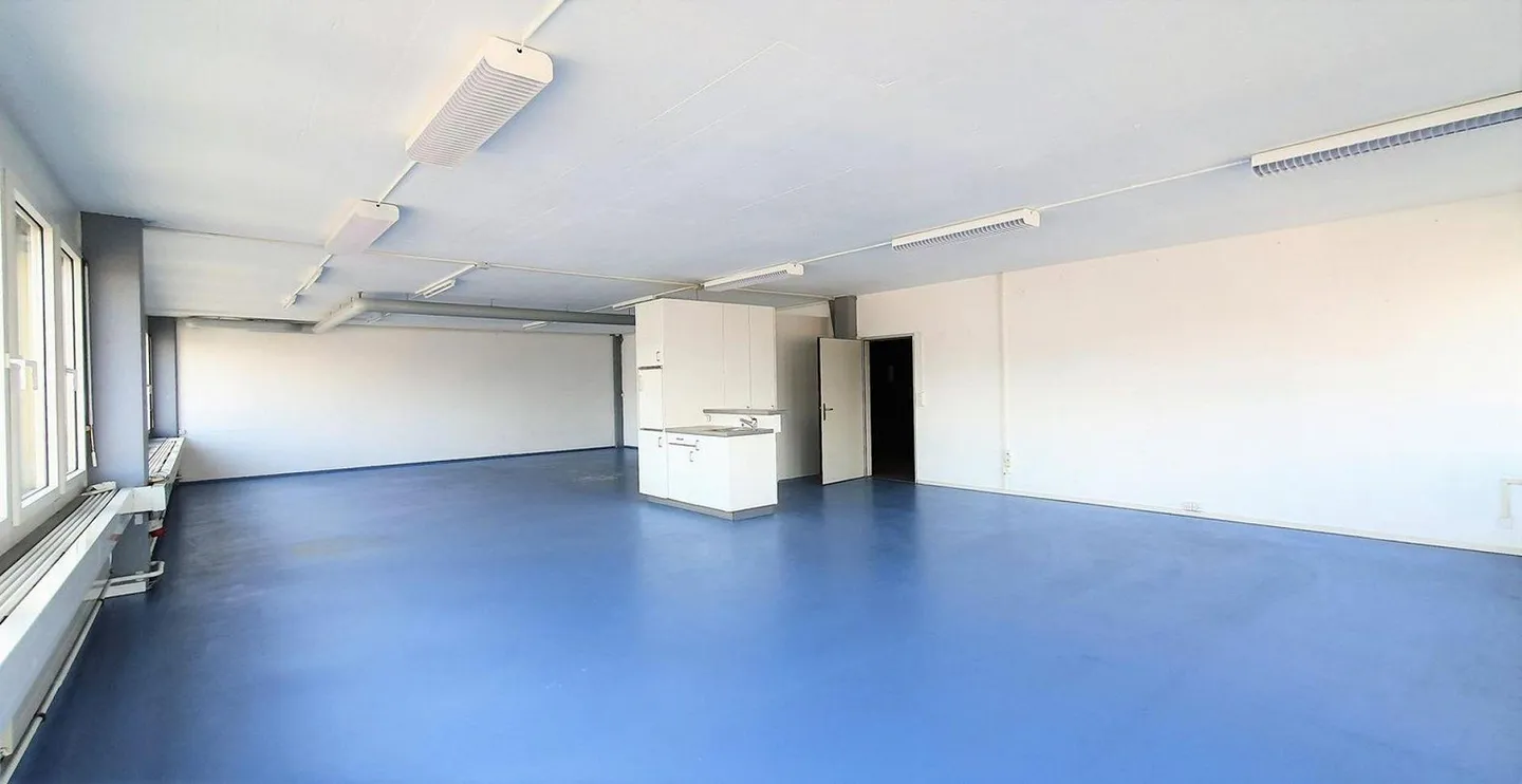 LIGHT-FLOODED OFFICE/COMMERCIAL SPACE (129 m²) on Industriestrasse - Photo 2 of 4