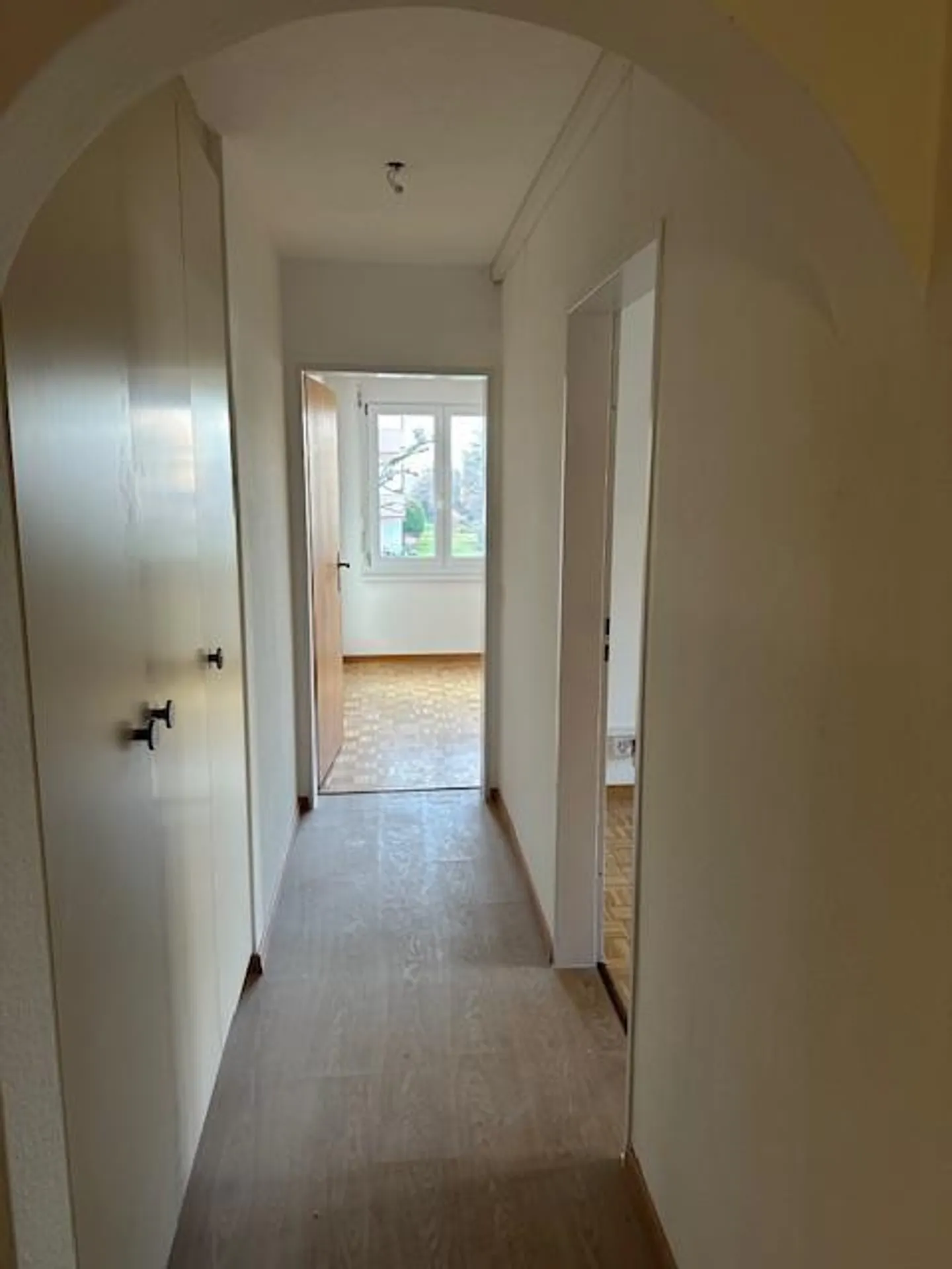 Appartamento 4½ locali al 1° piano in una vivace zona commerciale - Foto 2 di 7