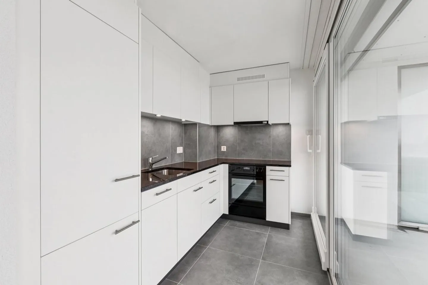 Monolocale in affitto con vista lago - grande balcone - Foto 4 di 11