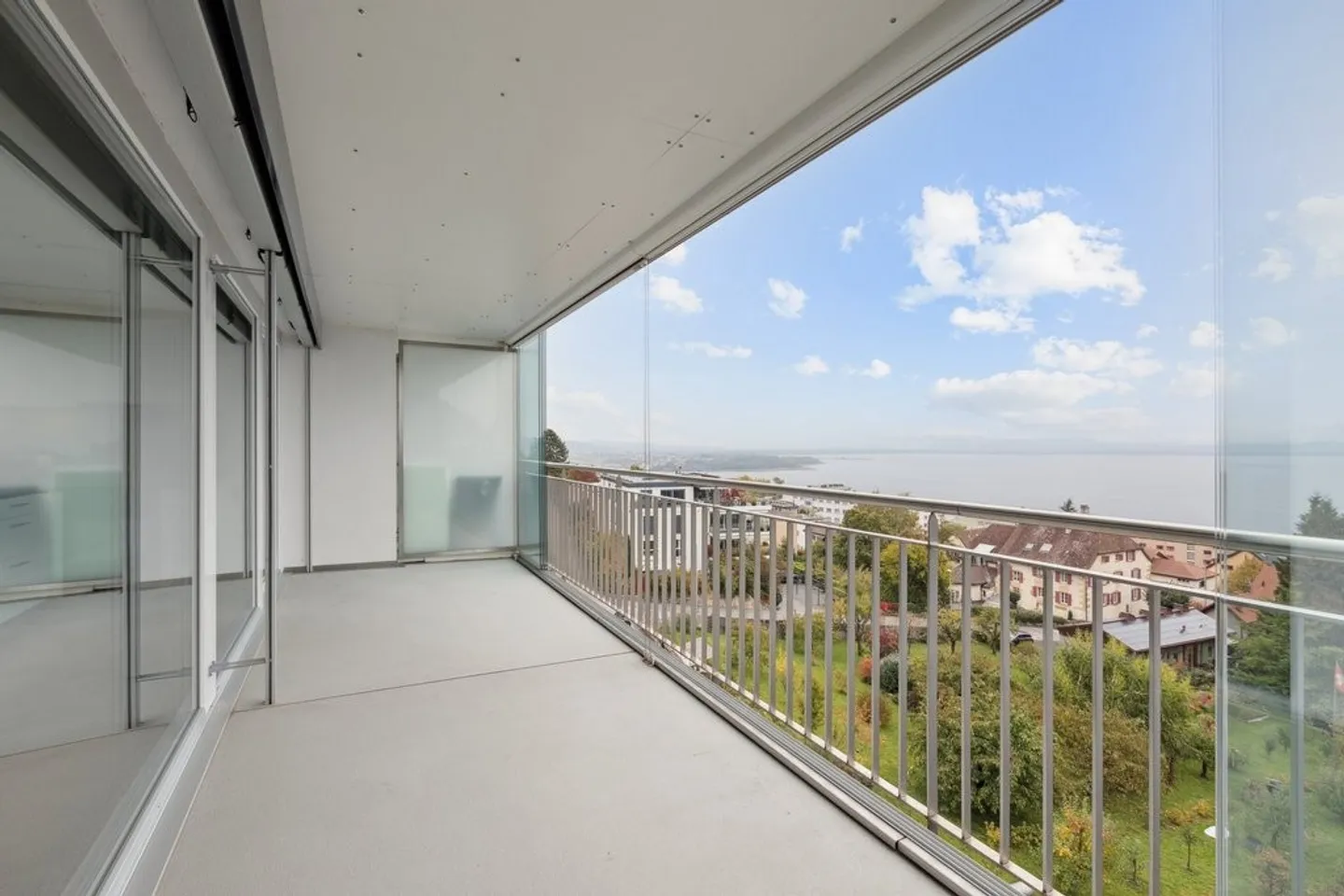 Monolocale in affitto con vista lago - grande balcone - Foto 7 di 11