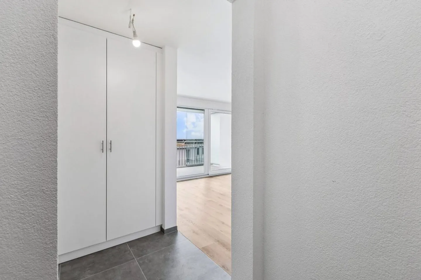 Monolocale in affitto con vista lago - grande balcone - Foto 10 di 11