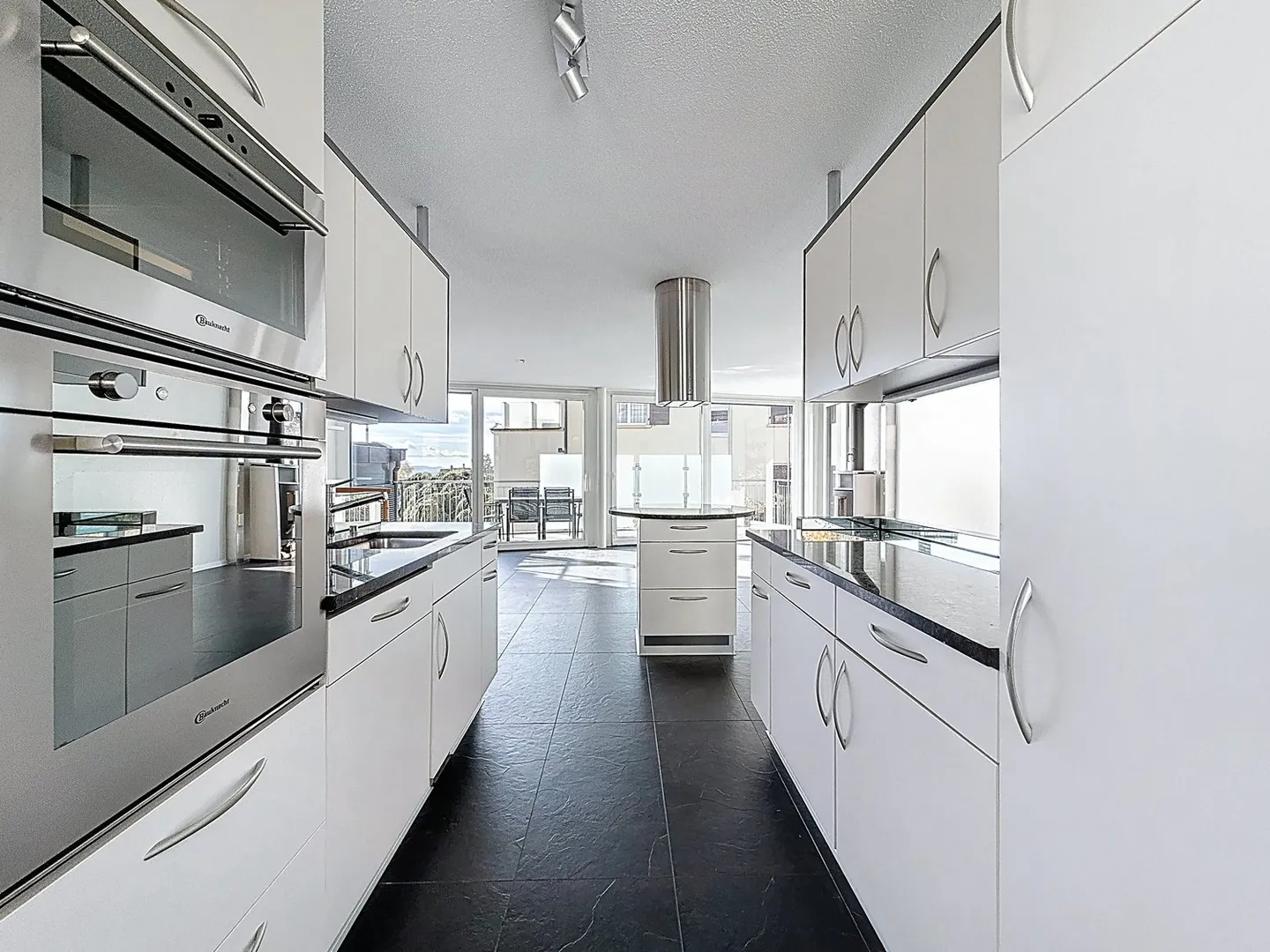 Das perfekte Gleichgewicht zwischen Komfort, Natur und Moderne in Saint-Blaise - Villa mit 5,5 Zimmern - Photo 3 sur 14