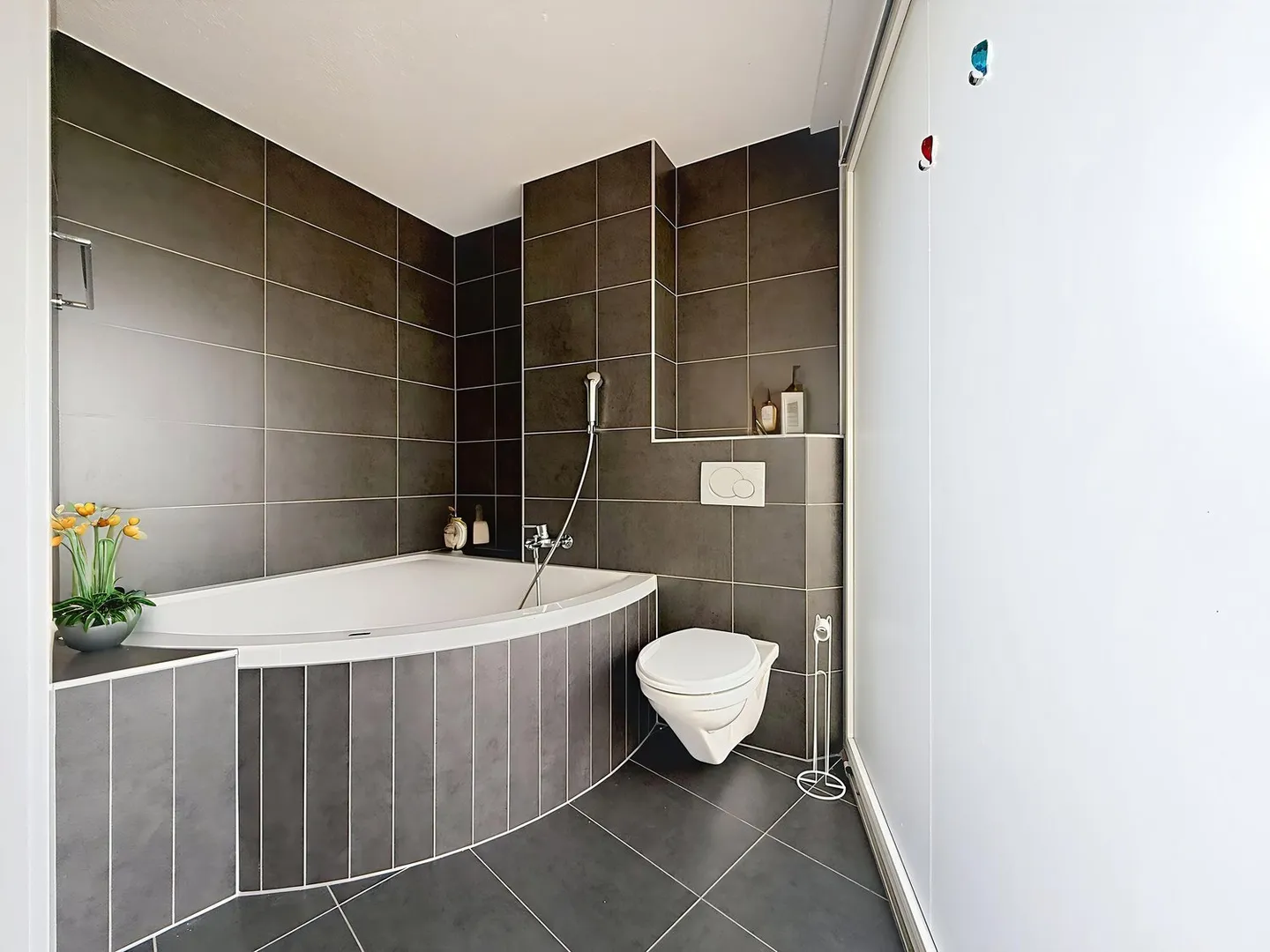 Das perfekte Gleichgewicht zwischen Komfort, Natur und Moderne in Saint-Blaise - Villa mit 5,5 Zimmern - Photo 9 sur 14