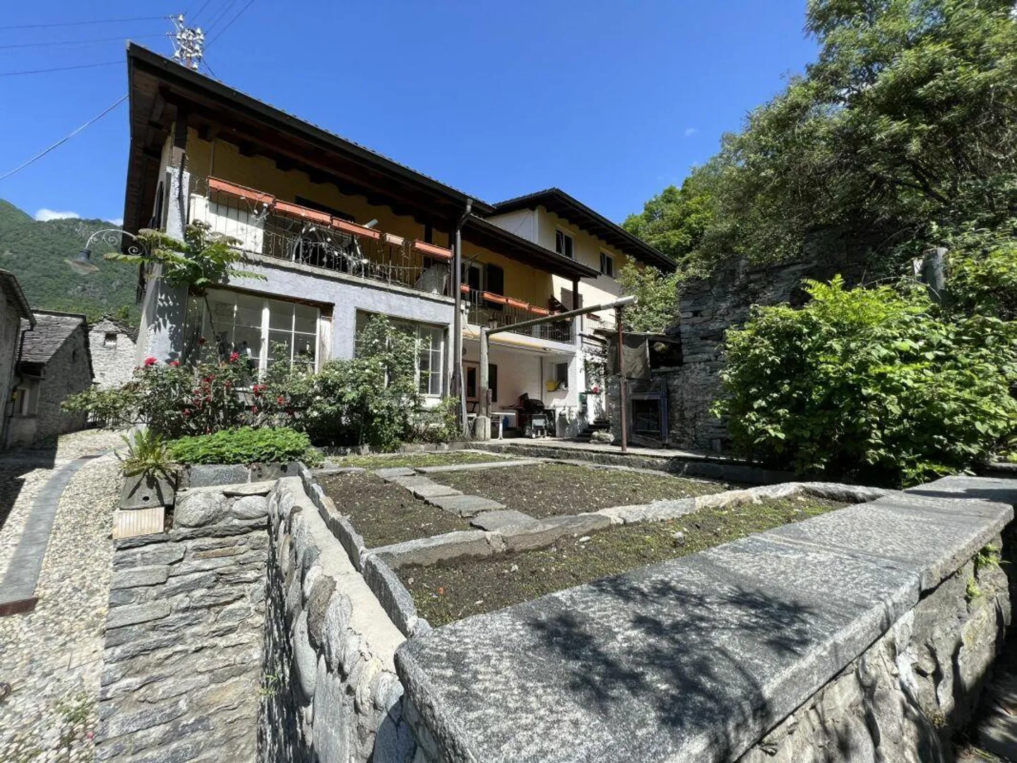 Complexe résidentiel avec maison de 5,5 pièces + appartement de 3,5 et 2,5 pièces - Photo 2 sur 30