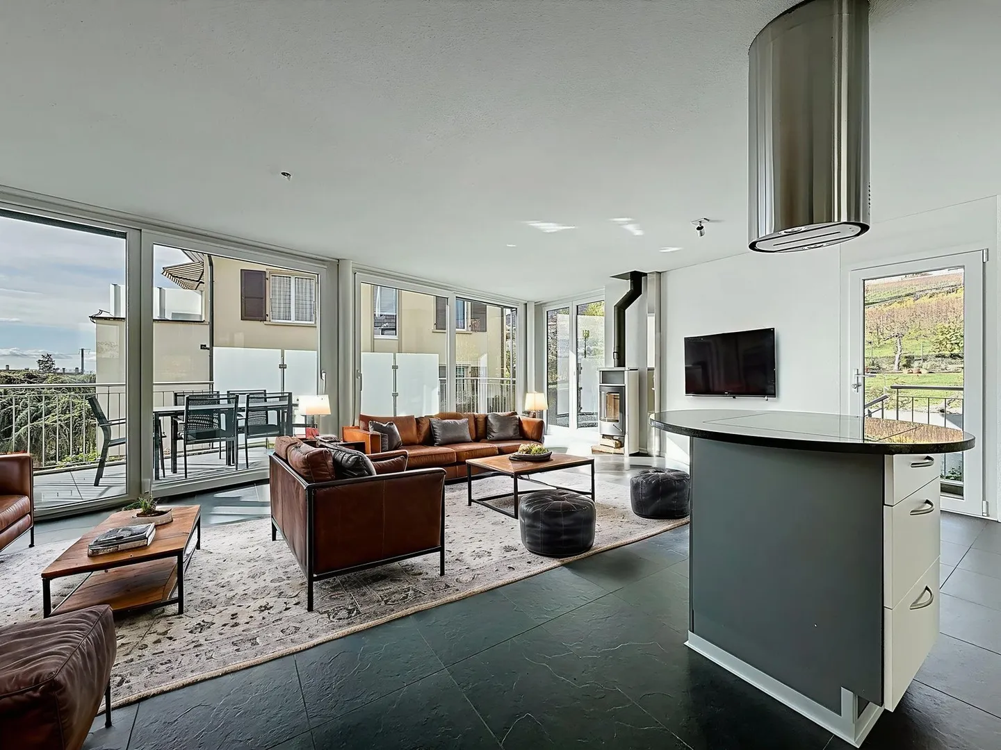 Das perfekte Gleichgewicht zwischen Komfort, Natur und Moderne in Saint-Blaise - Villa mit 5,5 Zimmern - Photo 1 sur 14