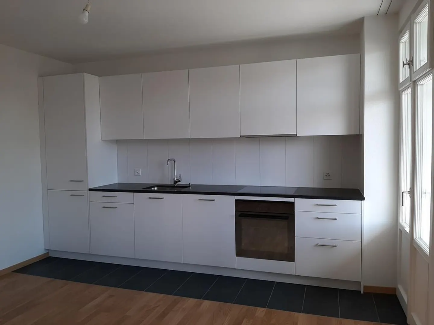 2.5-room apartment in a prime location - Photo 3 of 8