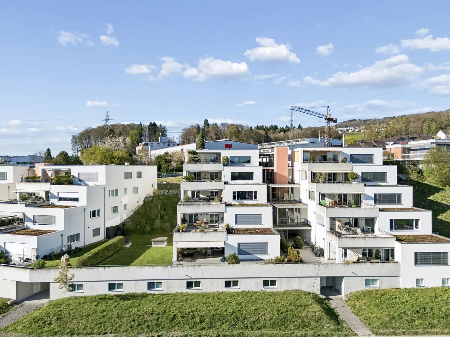 Maison de terrasse spacieuse de 5,5 pièces avec ensoleillement optimal, vue panoramique, espace extérieur vitré et coin jardin - Photo 2 sur 14
