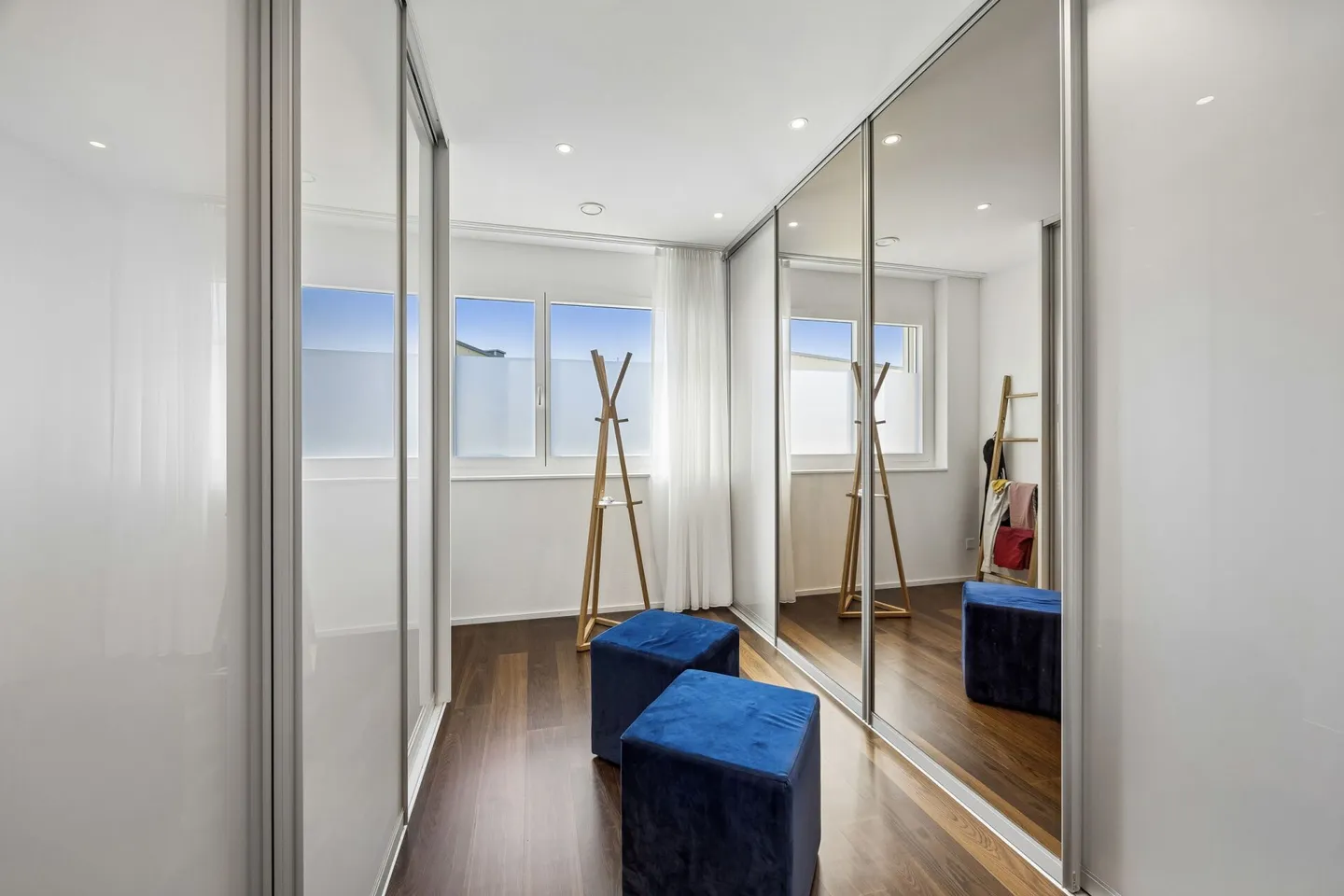 Maison de terrasse spacieuse de 5,5 pièces avec ensoleillement optimal, vue panoramique, espace extérieur vitré et coin jardin - Photo 9 sur 14