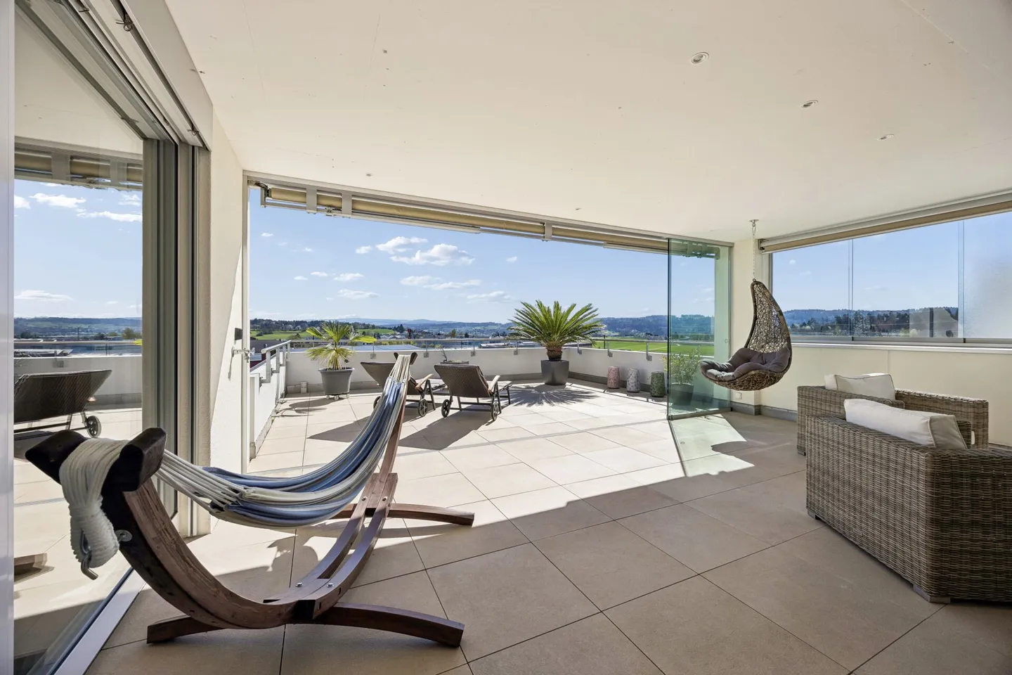 Maison de terrasse spacieuse de 5,5 pièces avec ensoleillement optimal, vue panoramique, espace extérieur vitré et coin jardin - Photo 6 sur 14