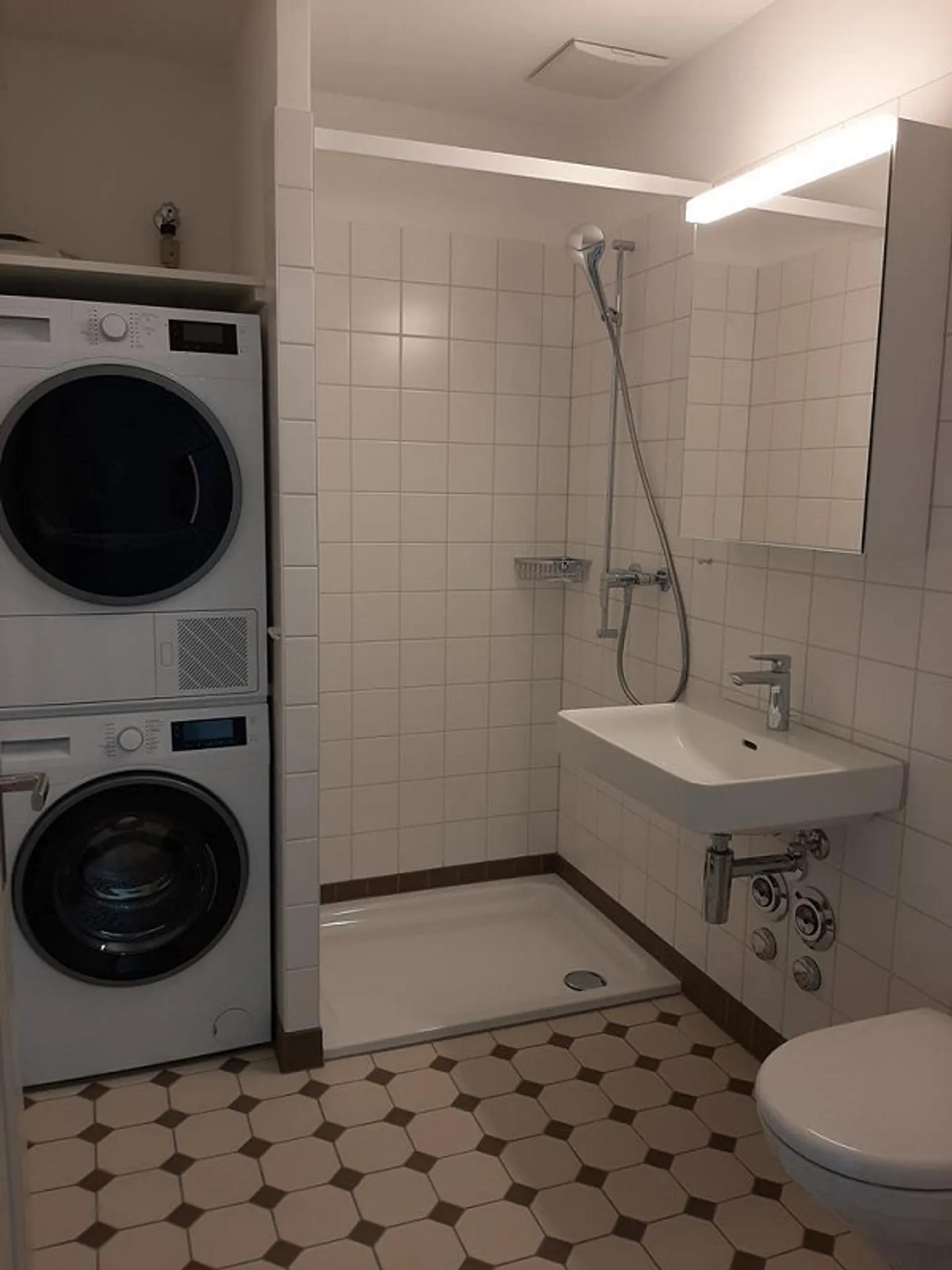 2.5-room apartment in a prime location - Photo 7 of 8