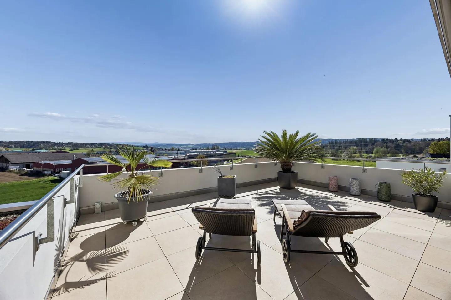 Maison de terrasse spacieuse de 5,5 pièces avec ensoleillement optimal, vue panoramique, espace extérieur vitré et coin jardin - Photo 7 sur 14