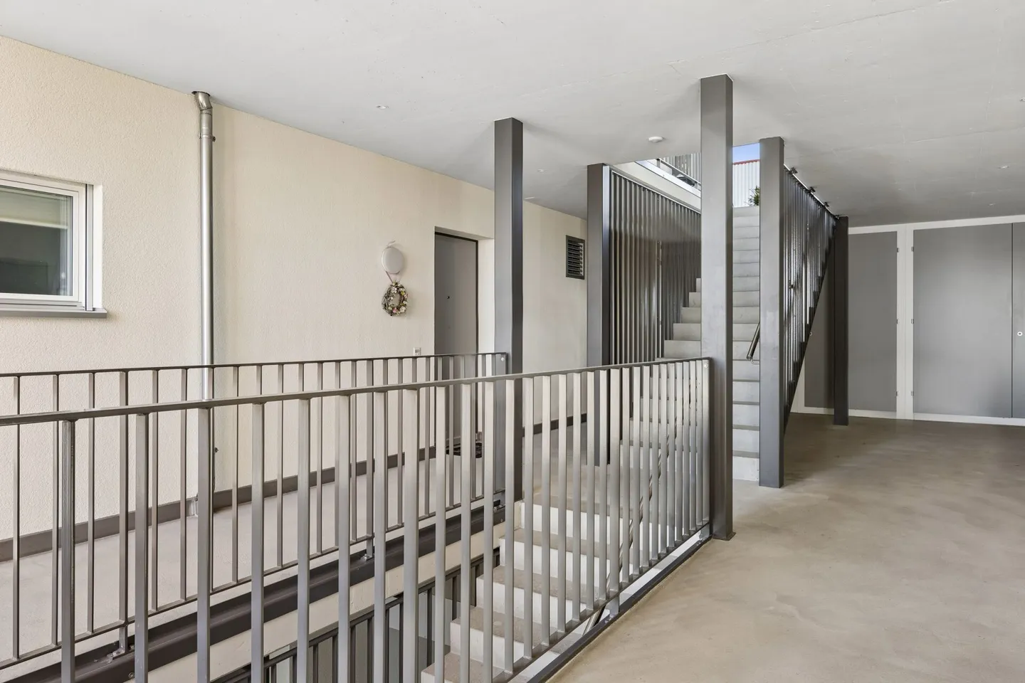 Maison de terrasse spacieuse de 5,5 pièces avec ensoleillement optimal, vue panoramique, espace extérieur vitré et coin jardin - Photo 13 sur 14