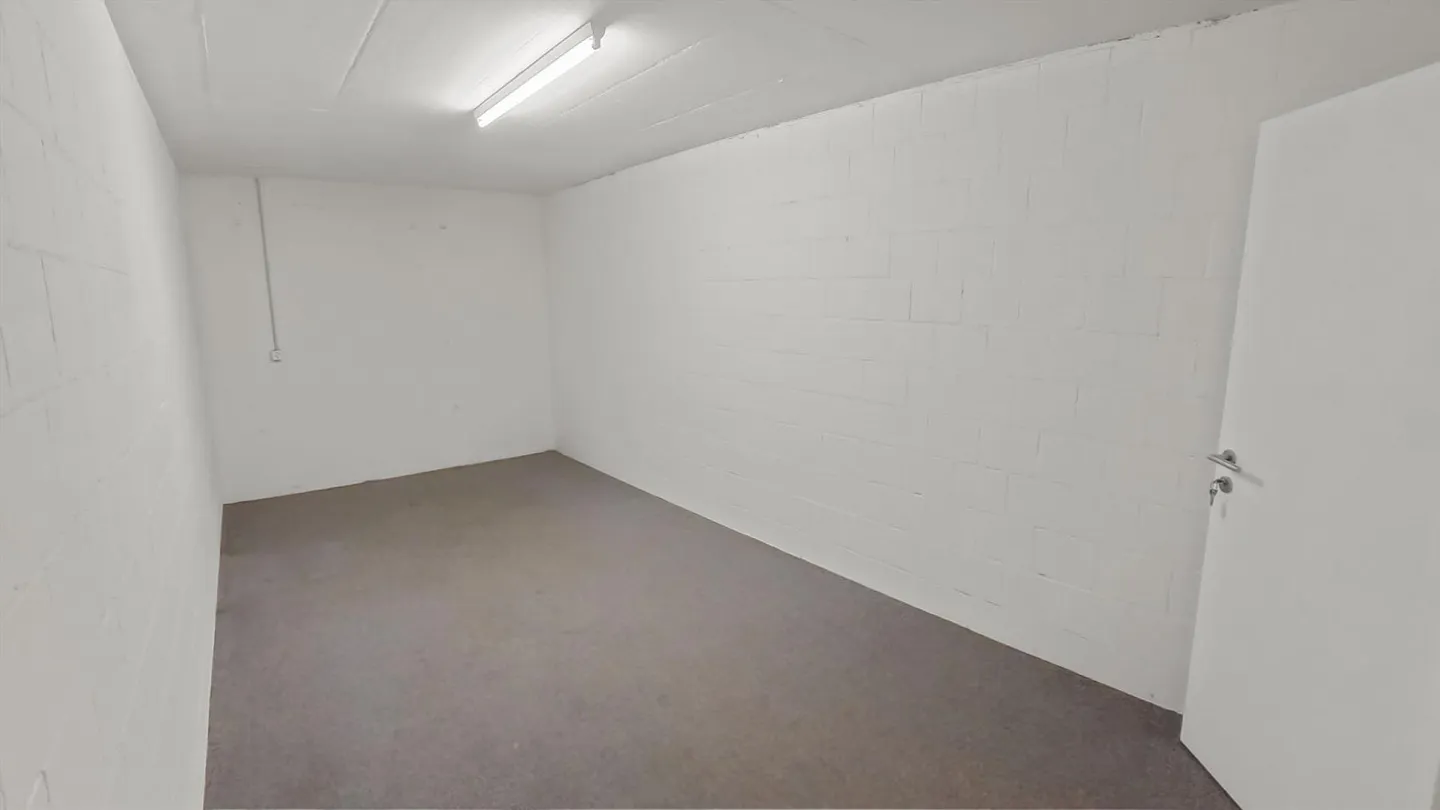 Penthouse with Glass Structure. Light-Filled Living in Lengnau AG - Photo 18 of 19