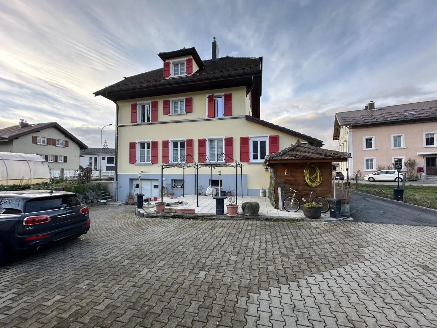 Residential building - Photo 1 of 11