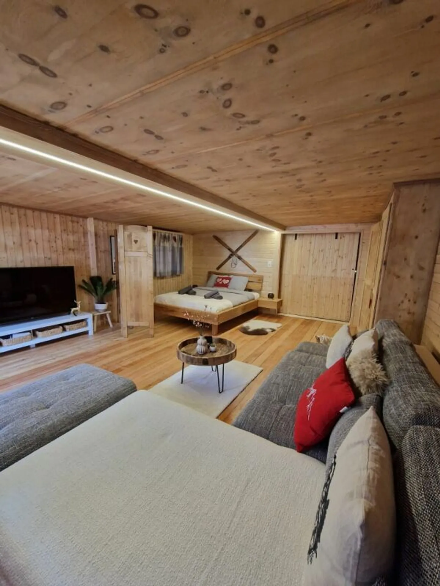 Beautiful fully renovated apartment with 2.5 rooms in the heart of Évolène - Photo 1 of 5