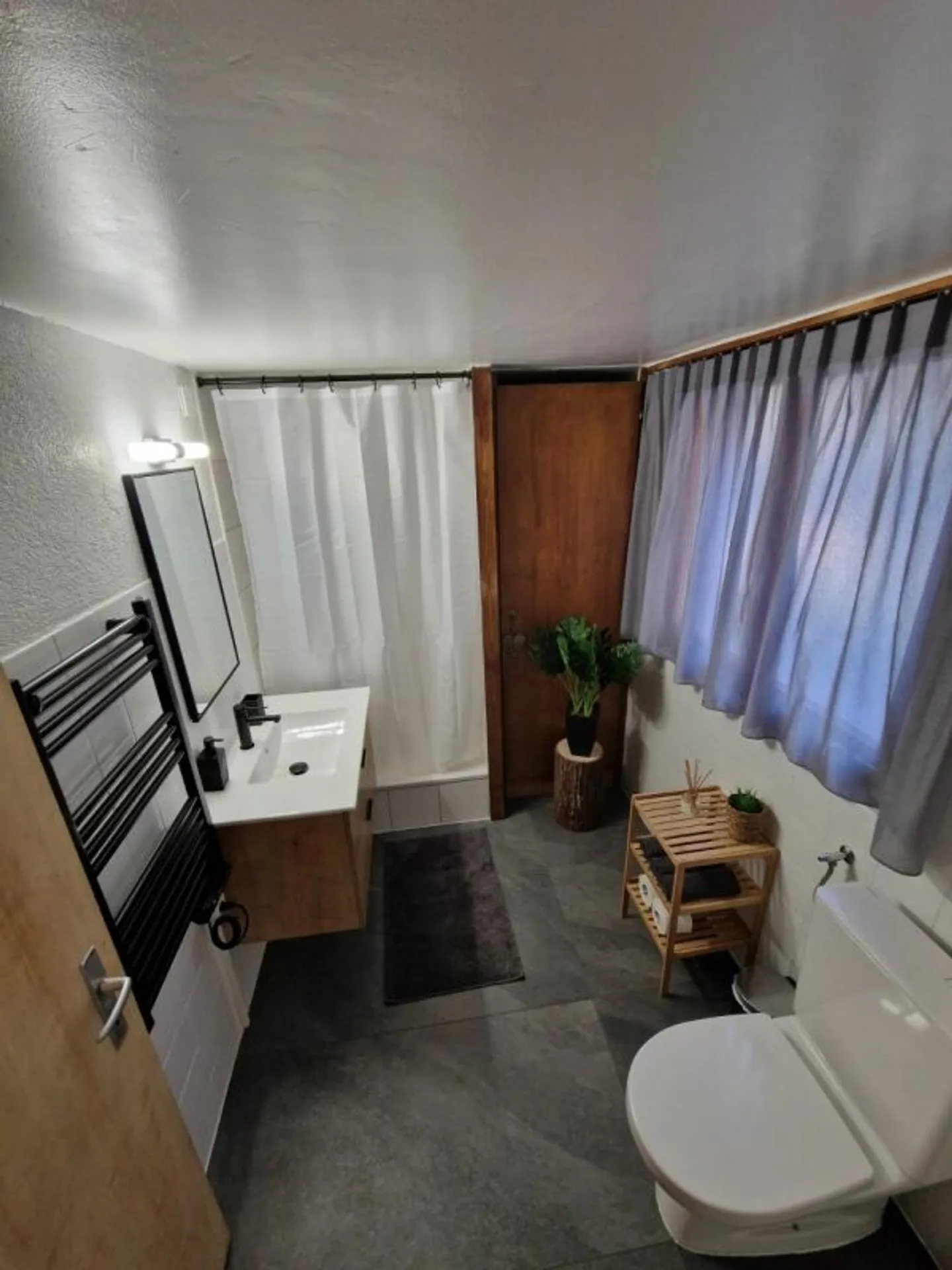 Beautiful fully renovated apartment with 2.5 rooms in the heart of Évolène - Photo 5 of 5