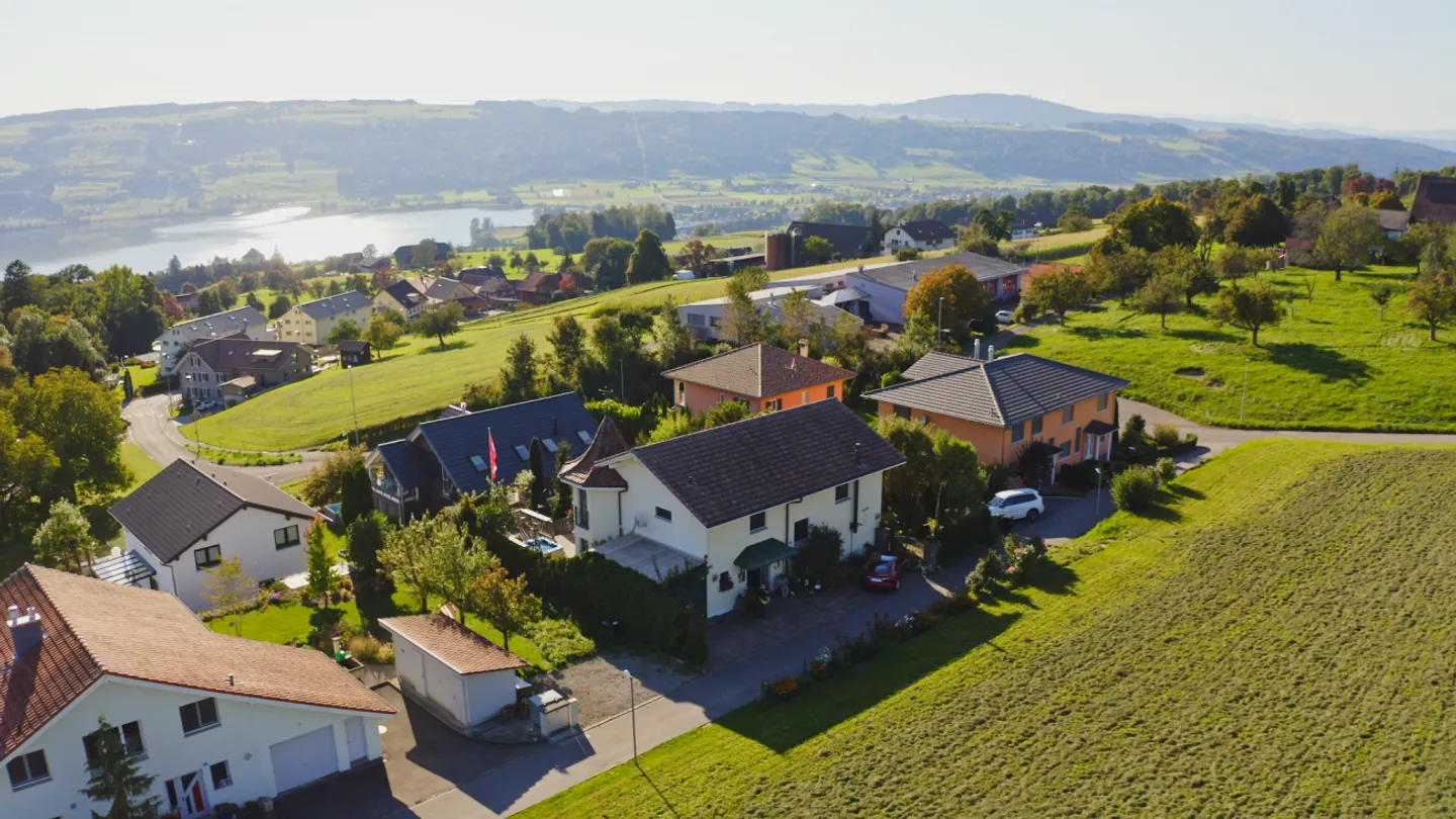 Wohnen mit Weitblick - umgeben von Ruhe und Grün. - 6.5 Zimmer EFH in Sulz - Foto 1 di 13