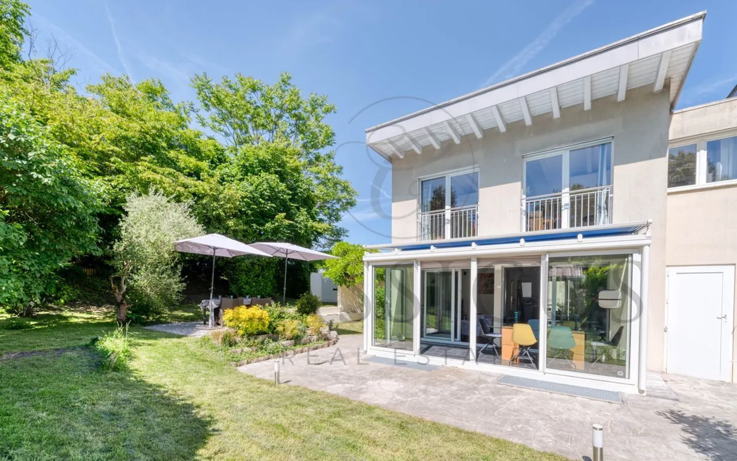 Familienhaus mit Giebel, privatem Garten, Veranda und 4 Parkplätzen - Foto 2 von 13