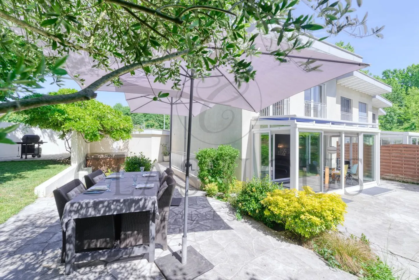Familienhaus mit Giebel, privatem Garten, Veranda und 4 Parkplätzen - Foto 3 von 13