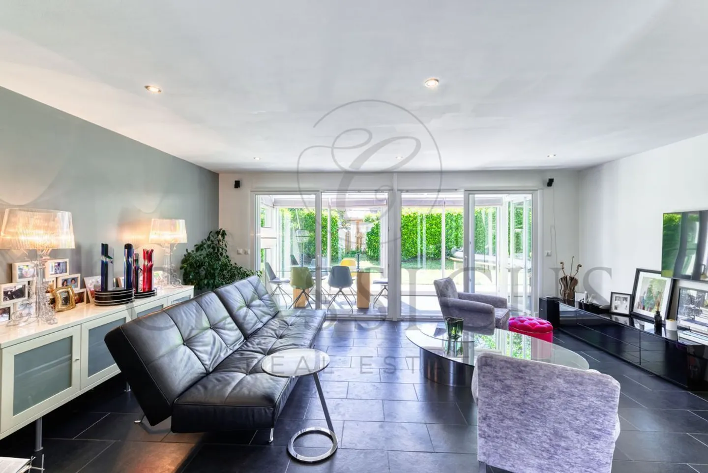 Familienhaus mit Giebel, privatem Garten, Veranda und 4 Parkplätzen - Foto 4 von 13