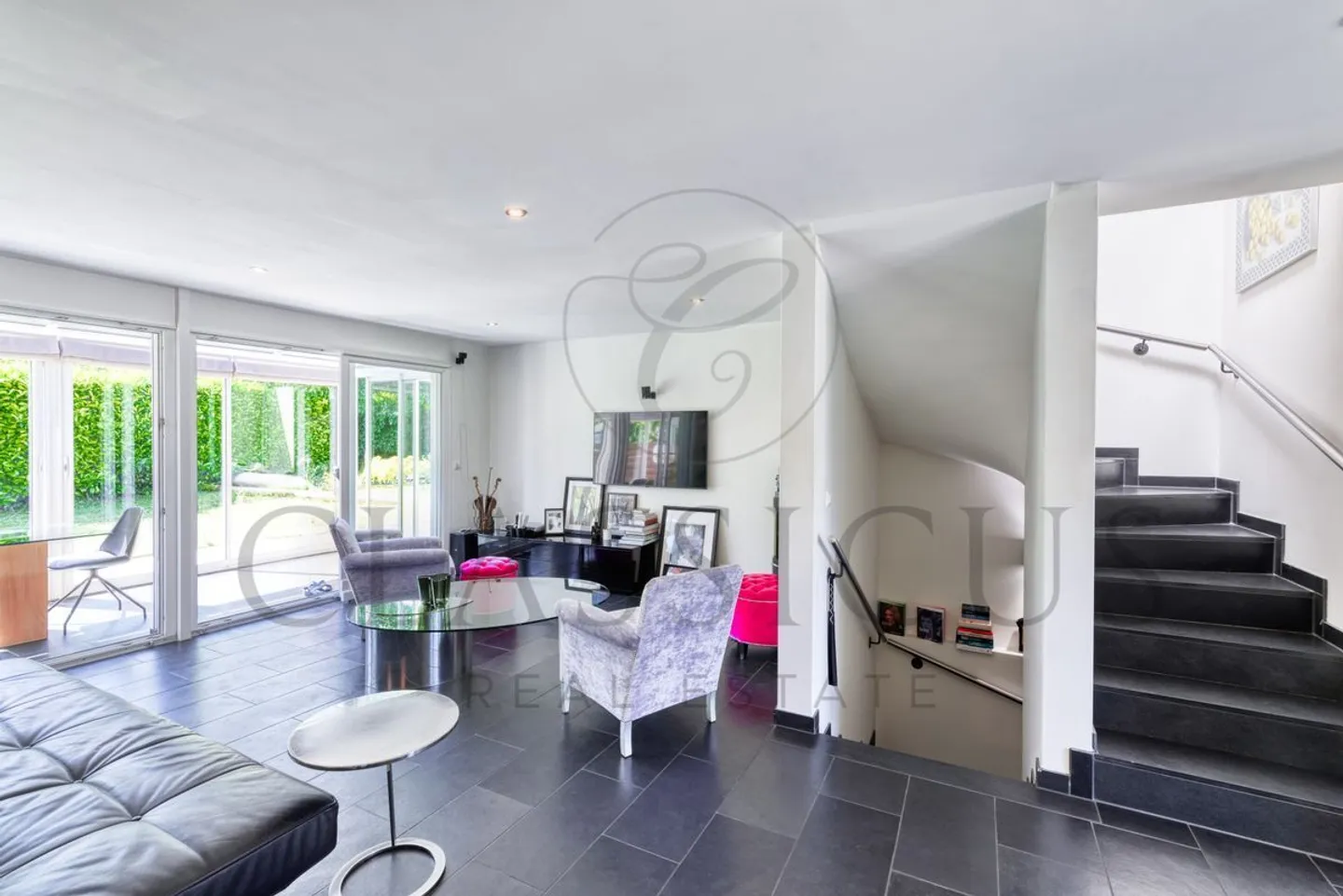Familienhaus mit Giebel, privatem Garten, Veranda und 4 Parkplätzen - Foto 5 von 13