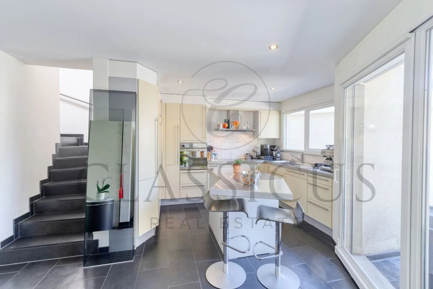 Familienhaus mit Giebel, privatem Garten, Veranda und 4 Parkplätzen - Foto 6 von 13
