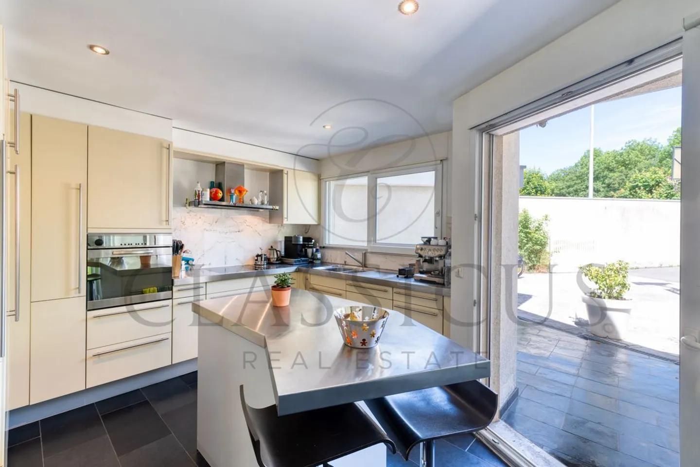 Familienhaus mit Giebel, privatem Garten, Veranda und 4 Parkplätzen - Foto 7 von 13