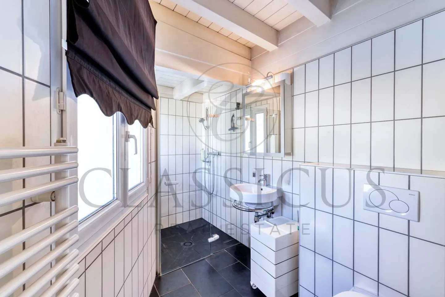 Familienhaus mit Giebel, privatem Garten, Veranda und 4 Parkplätzen - Foto 9 von 13