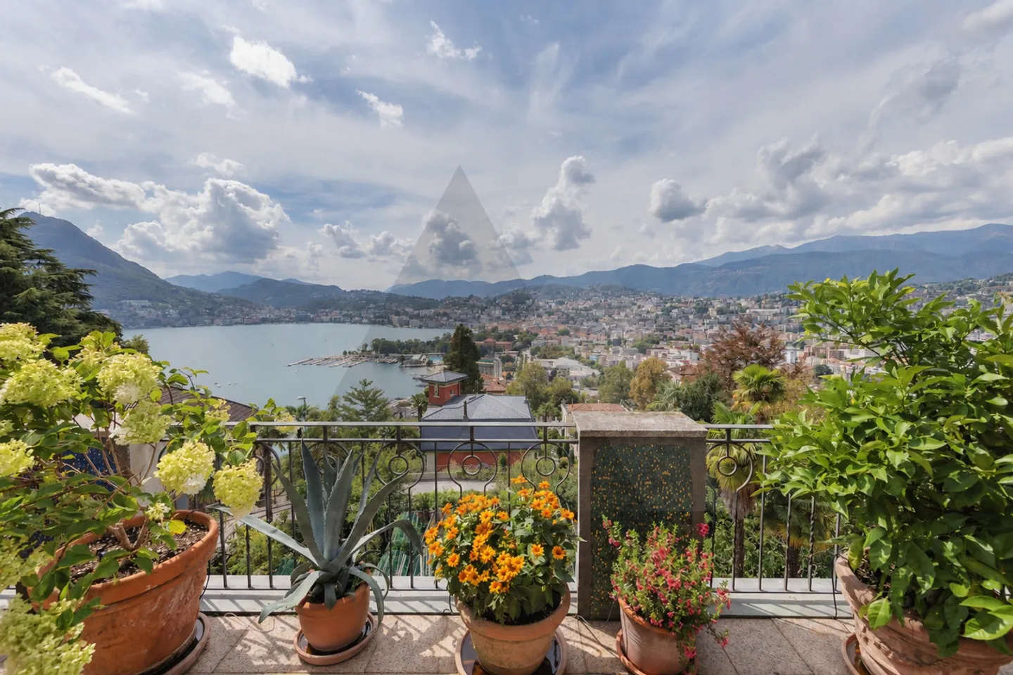 Charming Apartment with Lake View - Photo 4 of 19