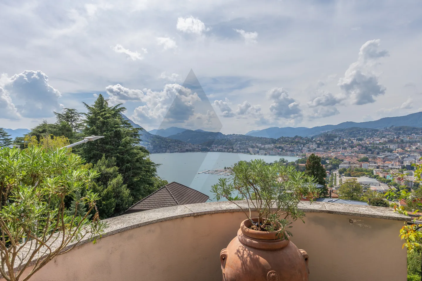 Charming Apartment with Lake View - Photo 5 of 19