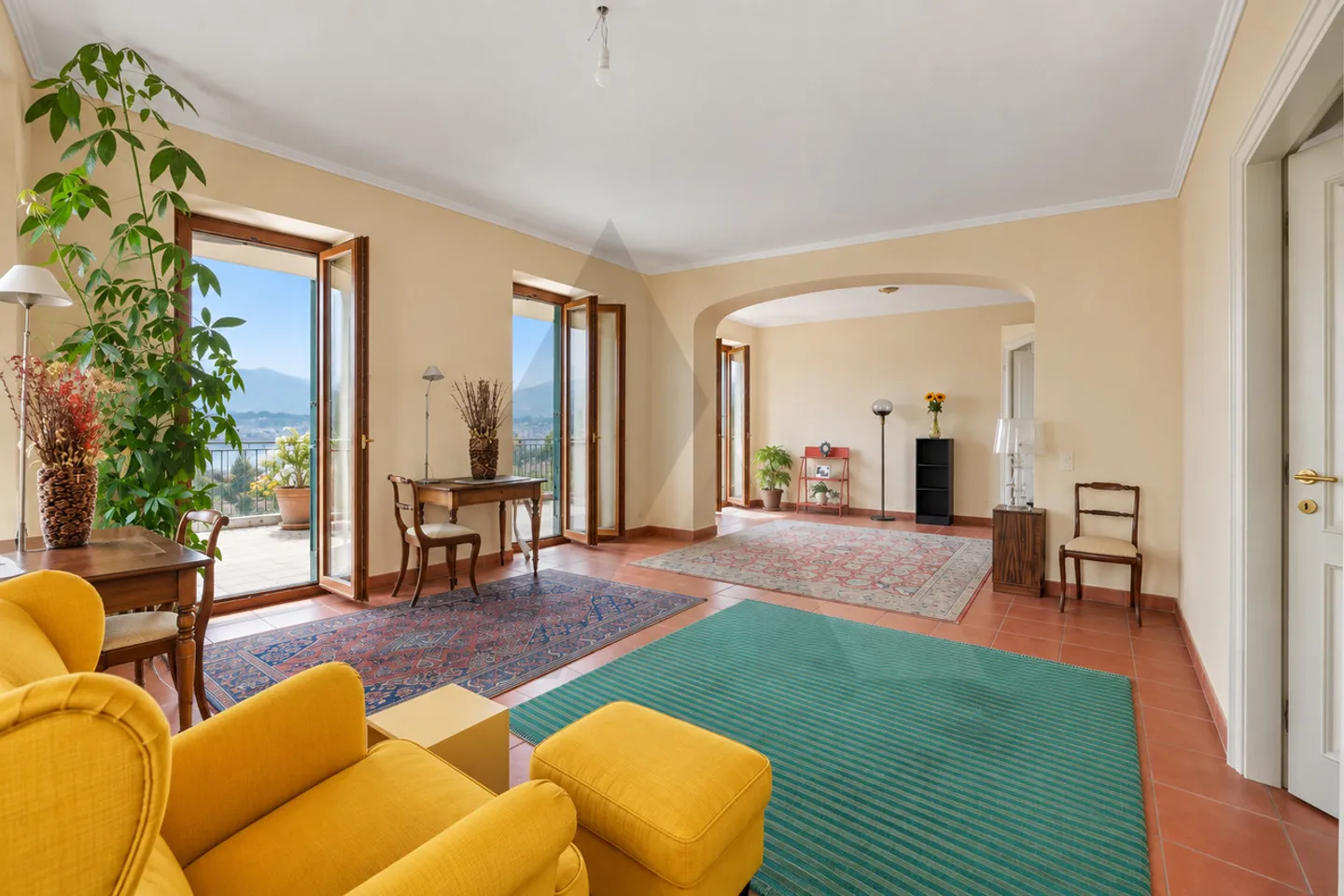Charming Apartment with Lake View - Photo 8 of 19