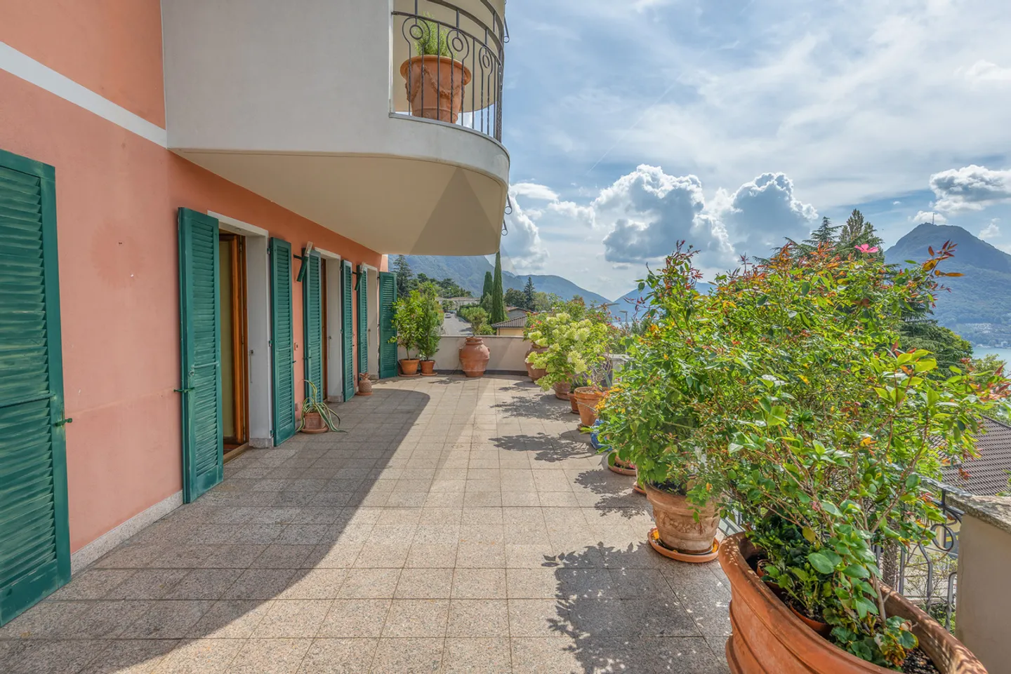 Charming Apartment with Lake View - Photo 6 of 19