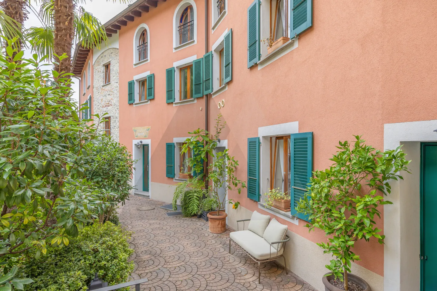 Charming Apartment with Lake View - Photo 4 of 19