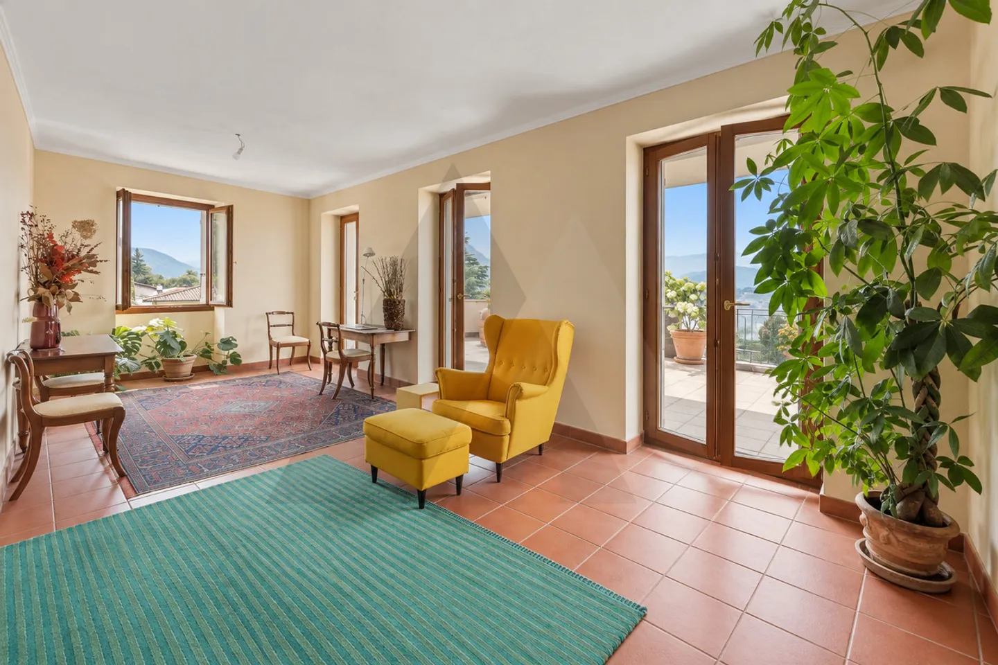 Charming Apartment with Lake View - Photo 9 of 19