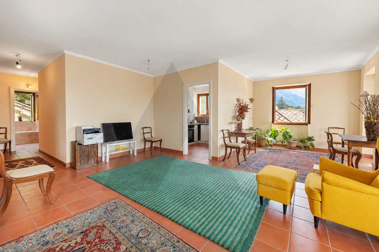 Charming Apartment with Lake View - Photo 10 of 19