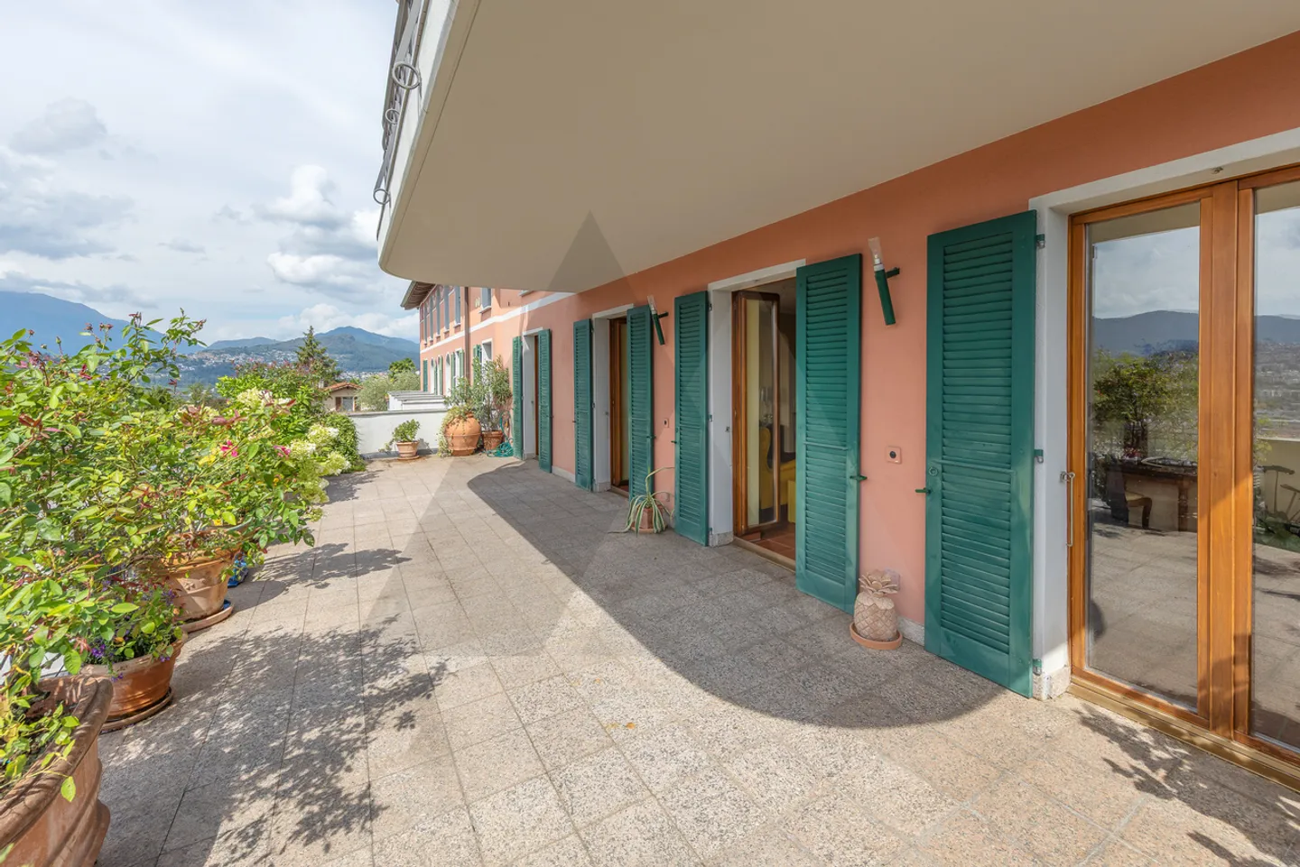 Charming Apartment with Lake View - Photo 13 of 19
