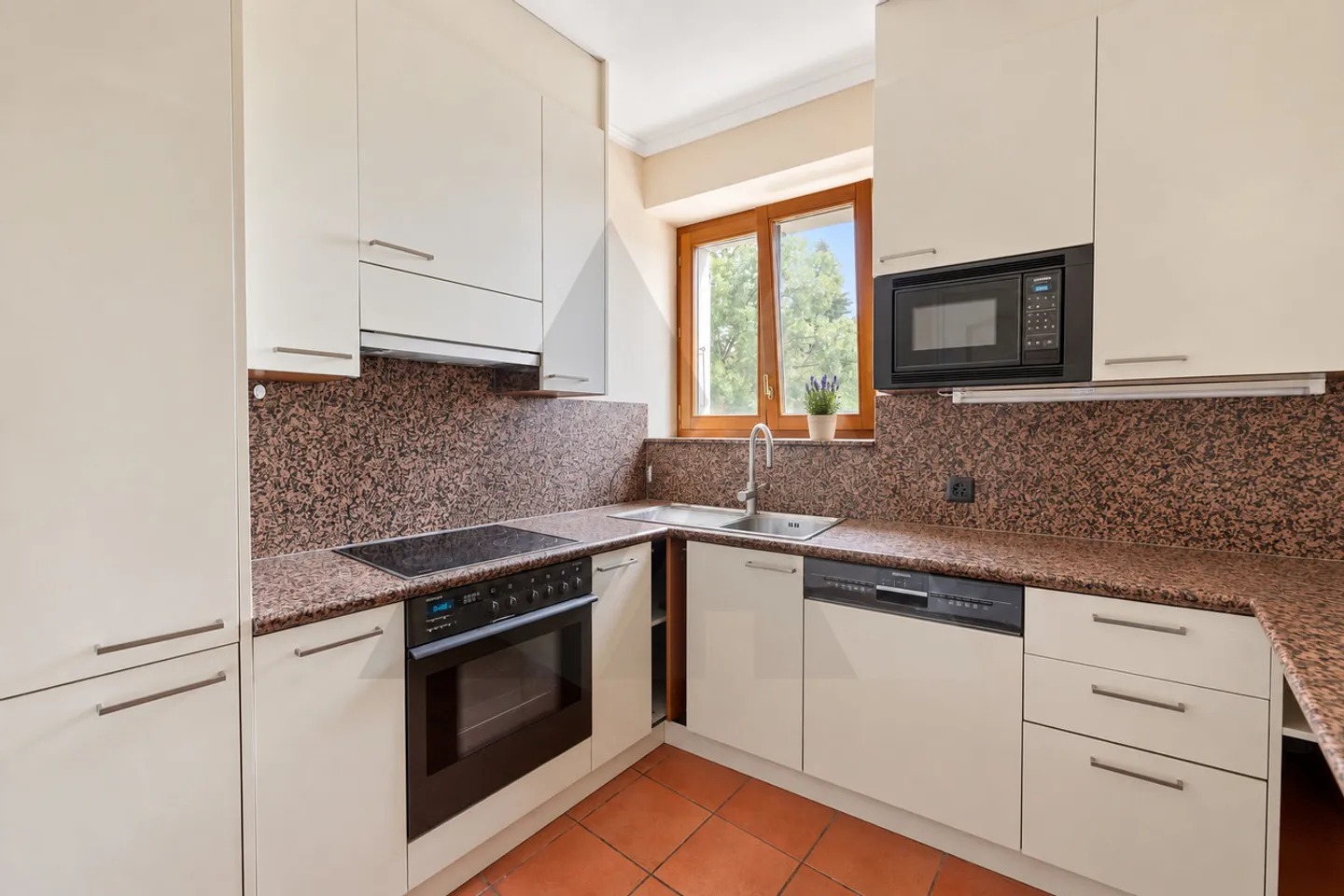 Charming Apartment with Lake View - Photo 12 of 19