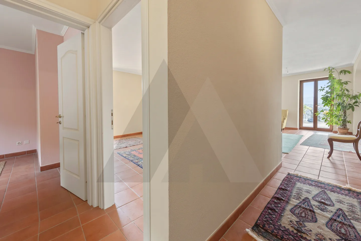 Charming Apartment with Lake View - Photo 15 of 19