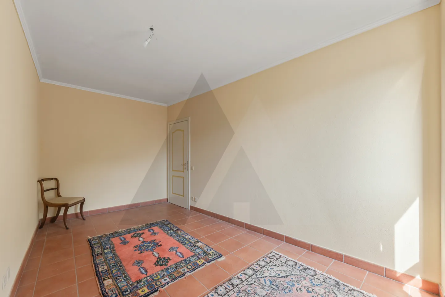 Charming Apartment with Lake View - Photo 16 of 19