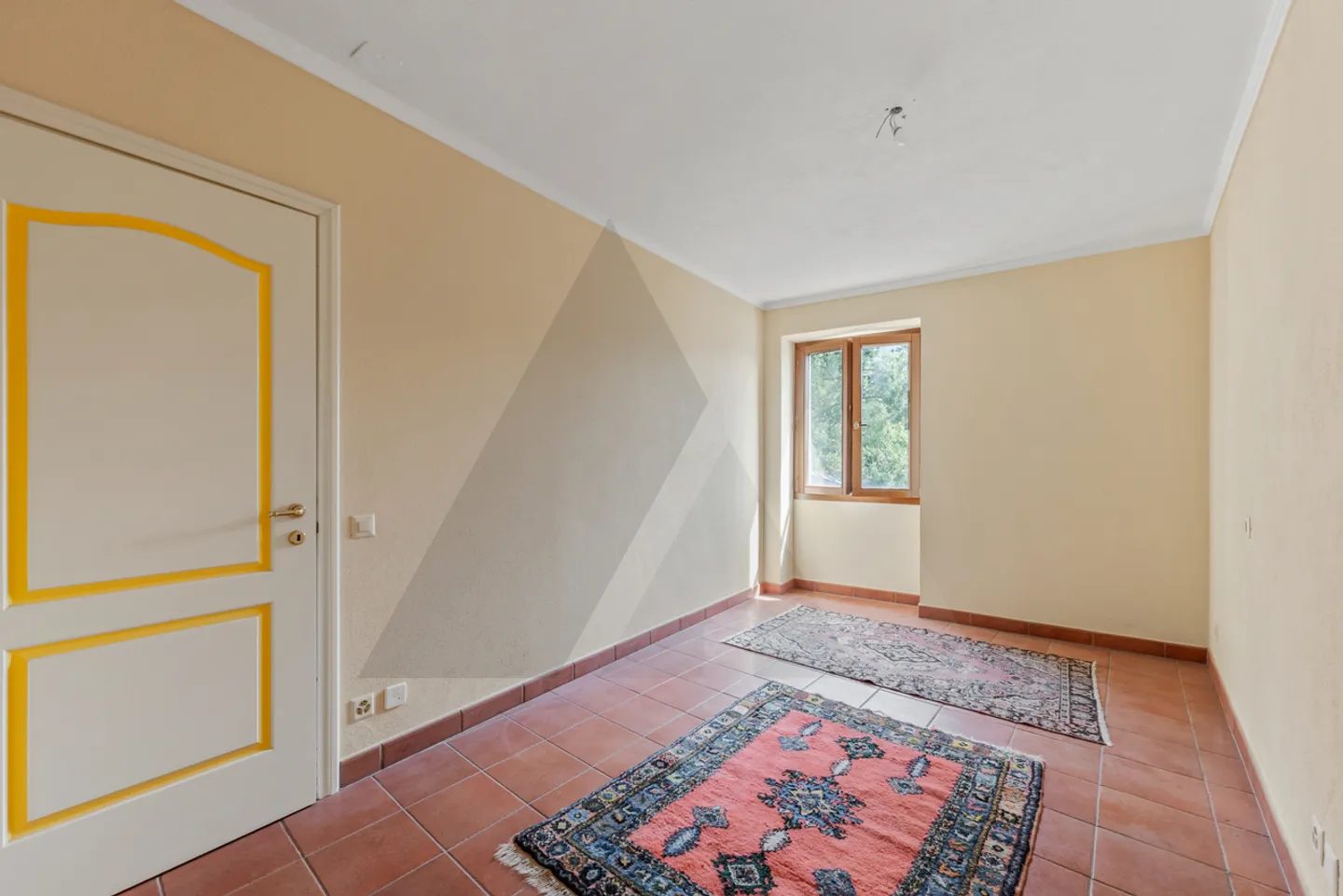 Charming Apartment with Lake View - Photo 17 of 19