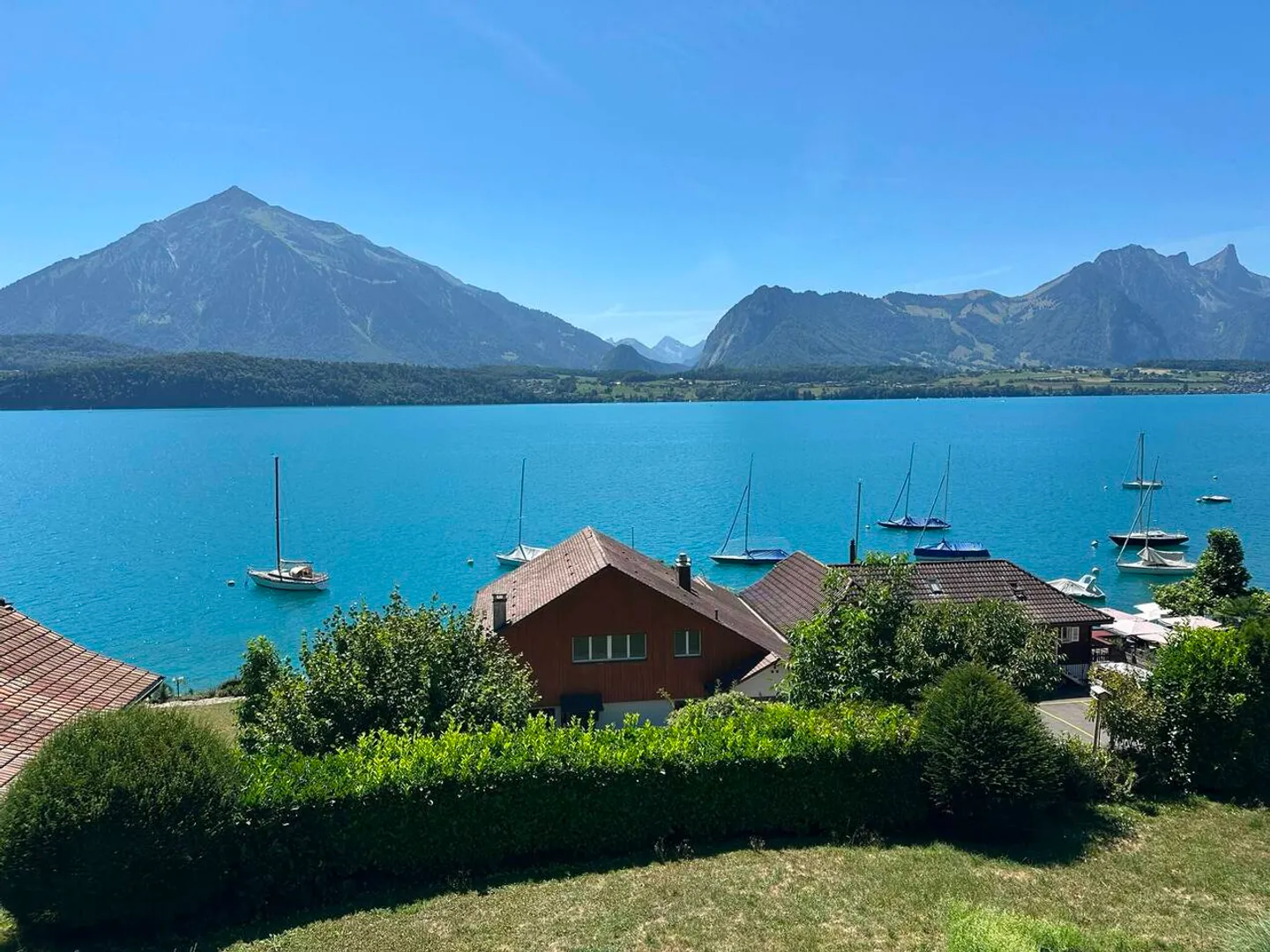 WOHNEN, WO ANDERE FERIEN MACHEN – PANORAMASICHT AUF SEE UND BERGE - Photo 2 of 9