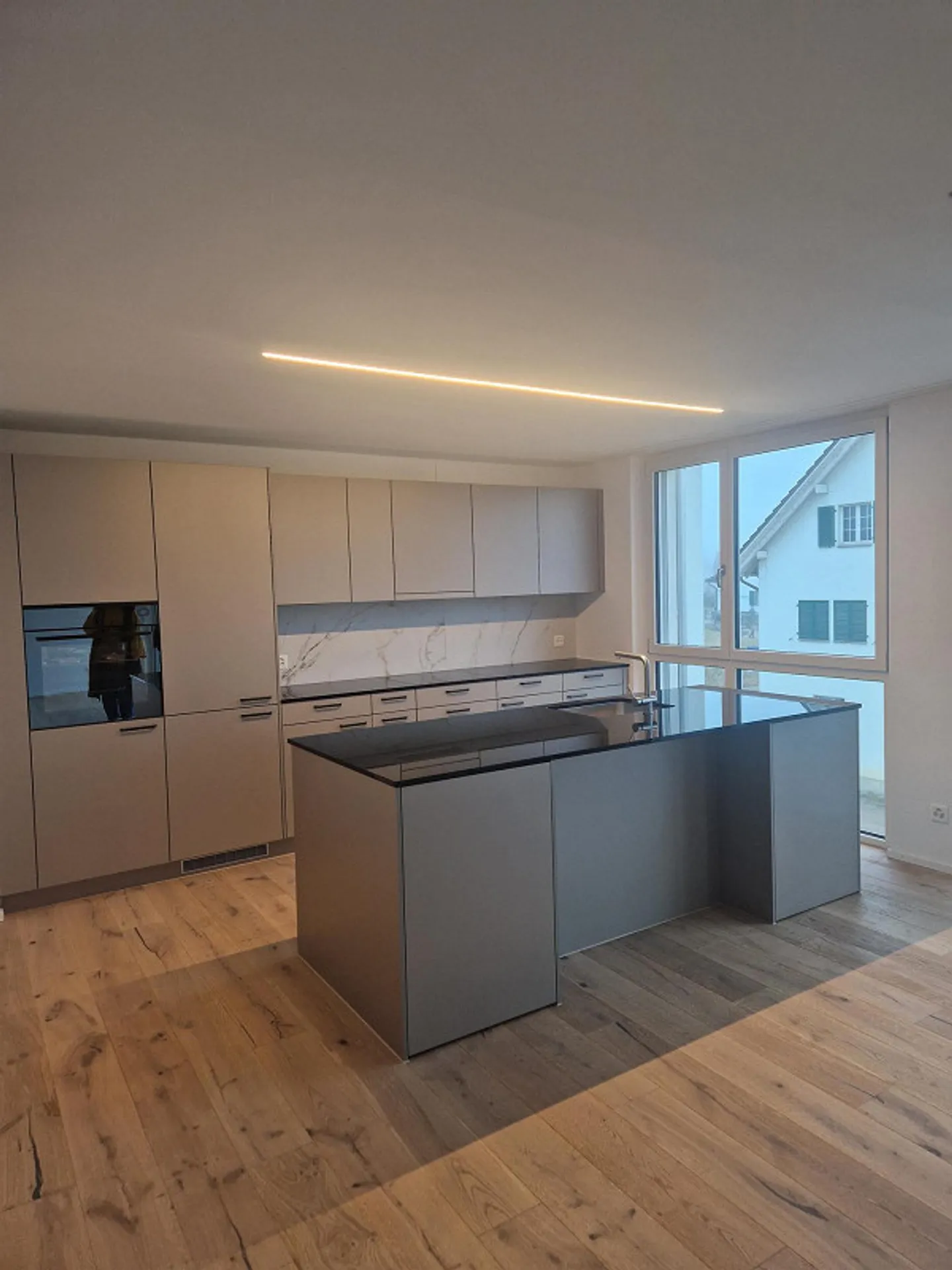 helle, grosszügige 4.5 Zimmer Wohnung im 1. OG - Foto 2 di 6