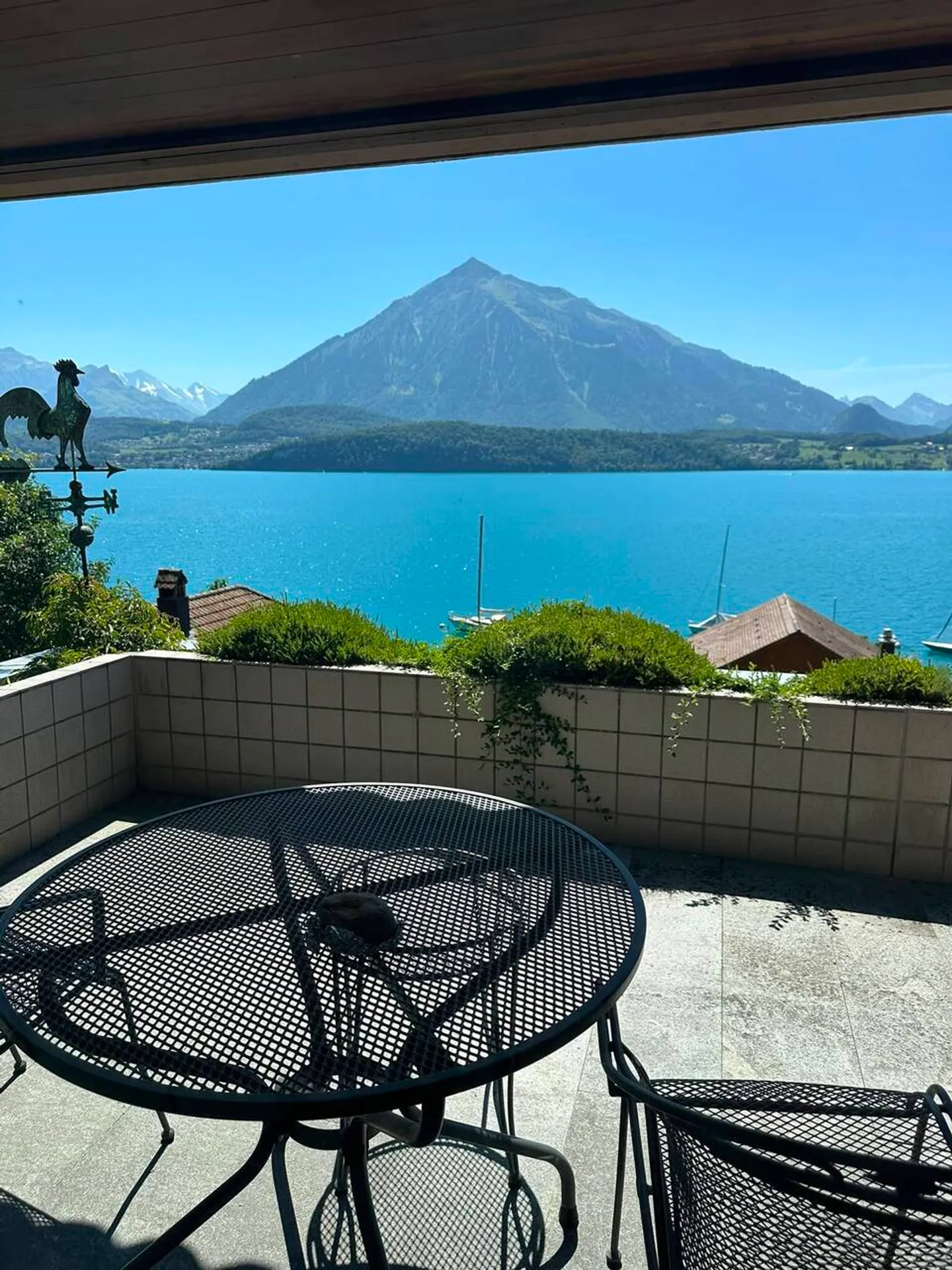 WOHNEN, WO ANDERE FERIEN MACHEN – PANORAMASICHT AUF SEE UND BERGE - Photo 1 of 9