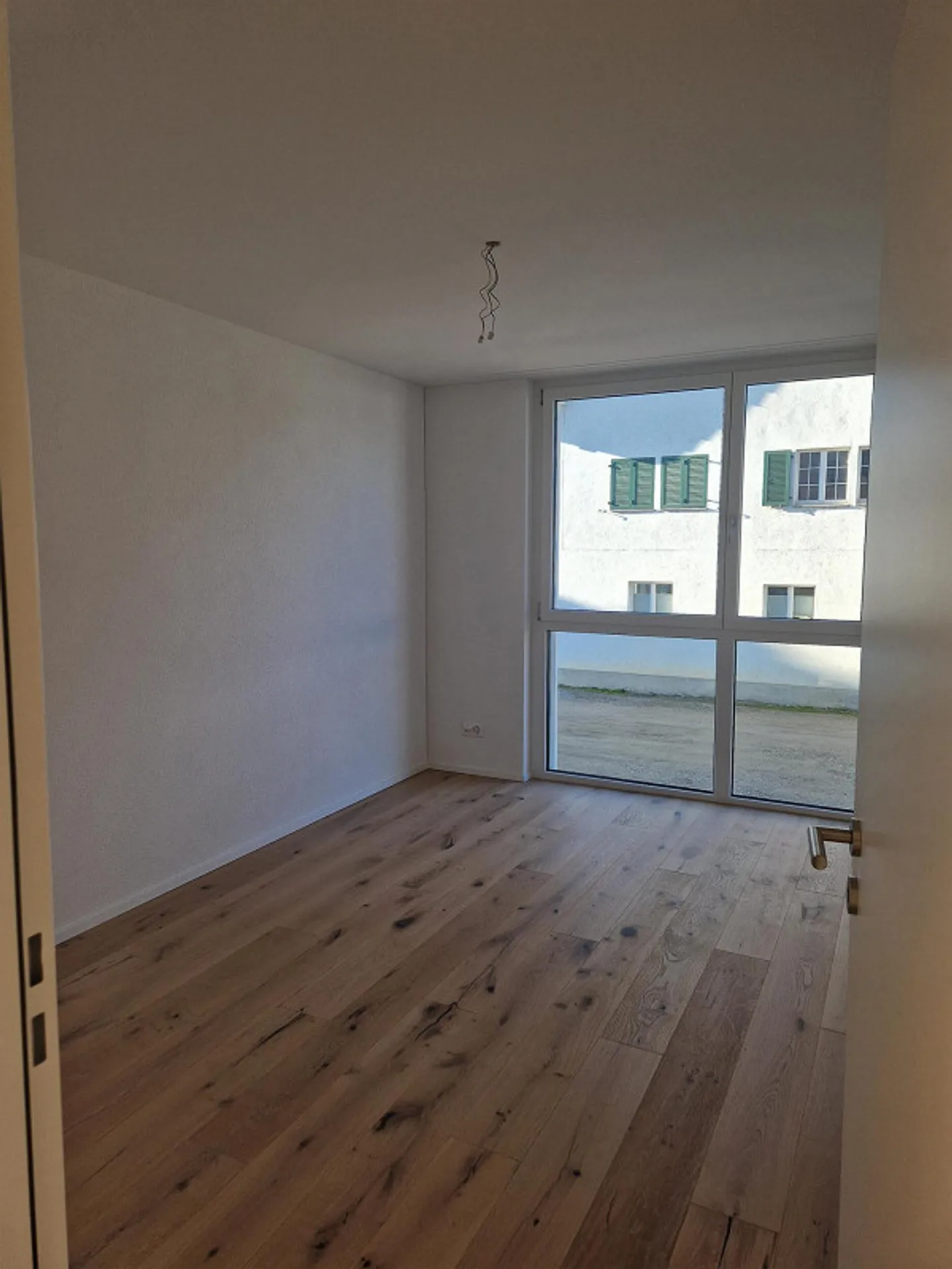 helle, grosszügige 4.5 Zimmer Wohnung im 1. OG - Foto 4 di 6